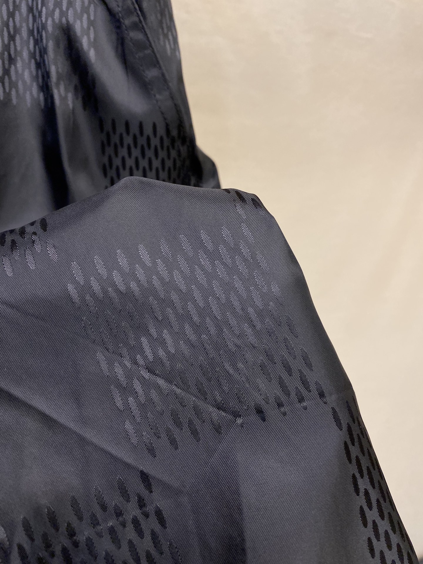 “Damier Striped Beach Shorts by LV: Fast-Drying Technology, Classic Design” - 图片 7