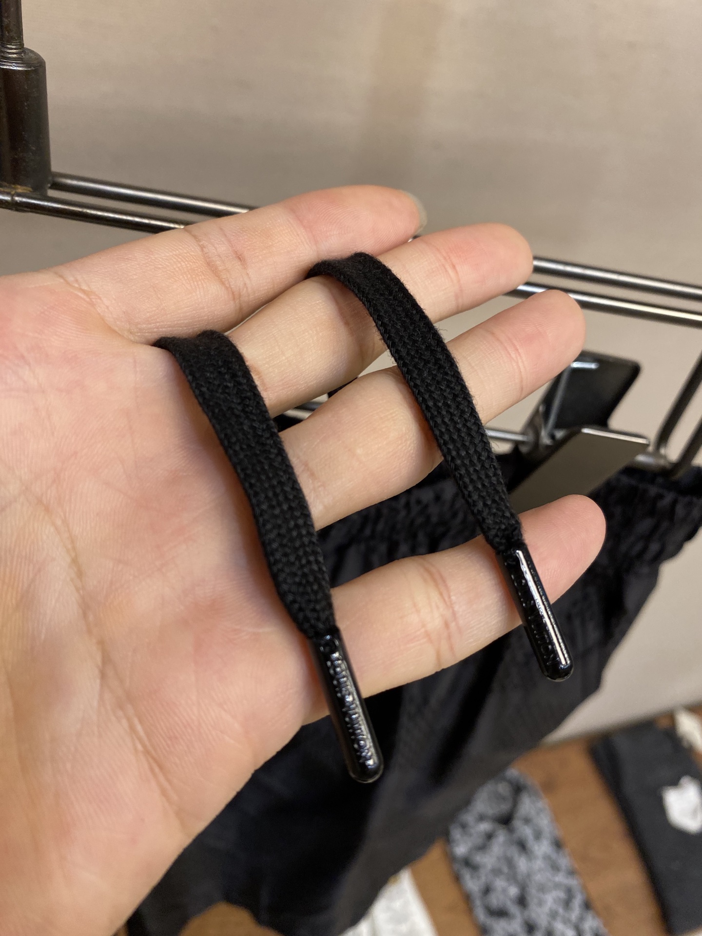 “Damier Striped Beach Shorts by LV: Fast-Drying Technology, Classic Design” - 图片 6