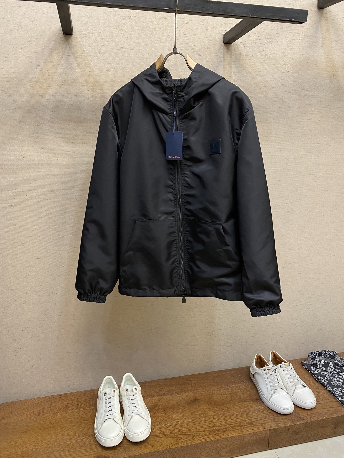 NO:485135,1V Louis Home One of the most versatile hooded windbreaker jackets this season is super beautiful and very easy to match. The cool black style can be used to control every day of travel and commuting!  This double-sided waterproof windproof jacket is made of recycled nylon, with a pure side of the left chest Marque1.vuitton deposee leather embossed leather seal, and then a full-frame Monogram jacquard elegant color matching makes the best choice for seasonal wear. Washing is only for dry cleaning and medium-temperature ironing!  !  Size S-XL, louis vuitton, jackets & coats, jackets & coats, hats, alexander wang198609091V路易家 本赛季最百搭的连帽风衣外套之一颜值超高 非常好搭配 黑色系酷帅风日常出行通勤均可驾驭！本款双面拒水防风夹克取材再生锦纶,以左胸 Marque1.vuitton deposee 真皮压纹皮章点缀素净一面,再为全幅 Monogram 提花优雅配色成就换季时节的外搭佳选. 洗涤方式仅限干洗中温熨烫！！ 尺码S-XL,,louis vuitton,jackets & coats,jackets & coats,hats,alexander wang,Men's clothing