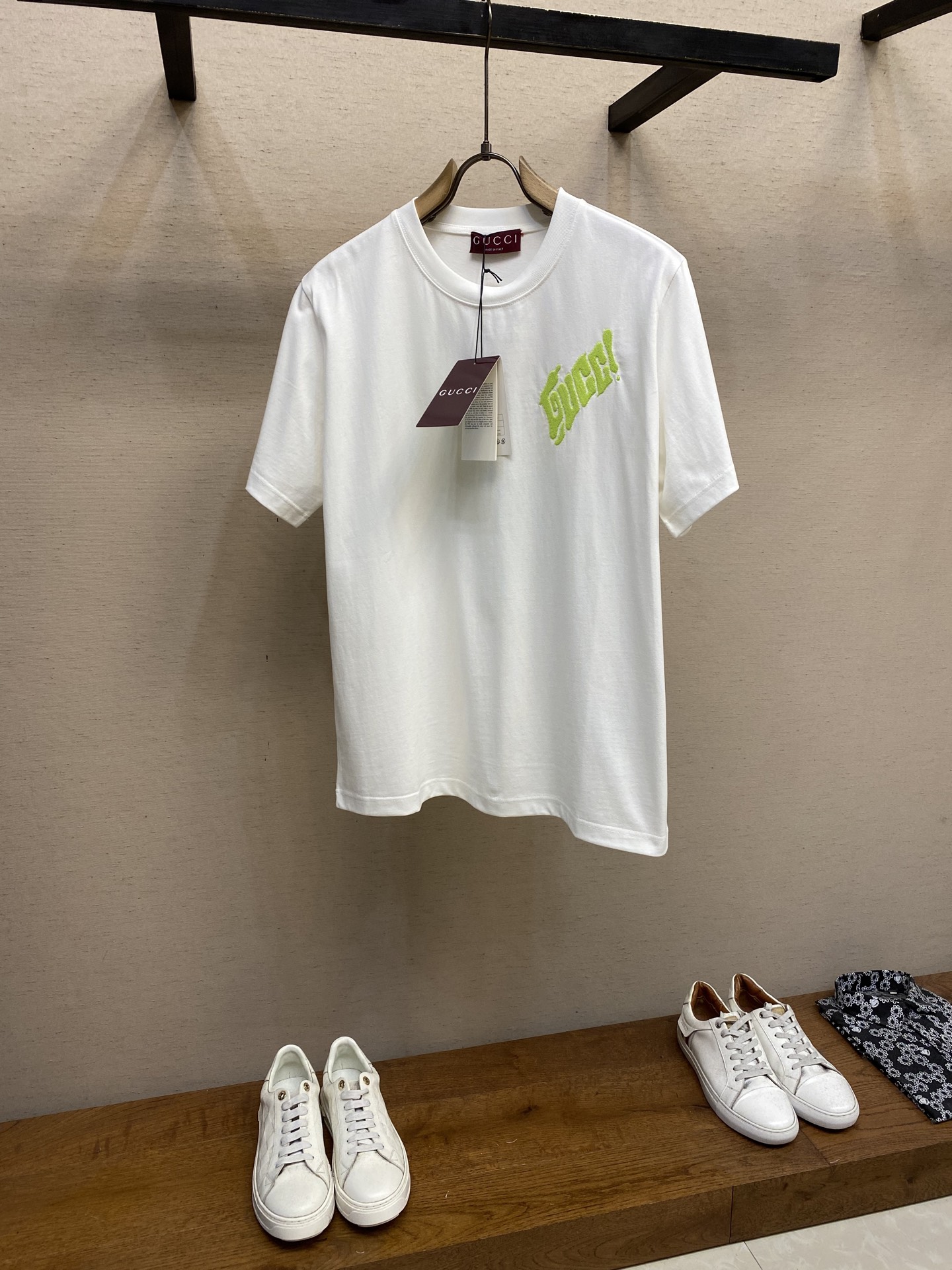 NO:442042,Gucci, Gucci In the early autumn series of 2025, Chinese artist Currynew (Xiang Zhang) has put on creativity and ingenuity to incorporate the new brand logo into men's ready-to-wear, leather and accessories. This T-shirt is made of white knitted cotton, with Gu*ci embroidery on the front and Gu*ci three-dimensional print on the back. It is recommended to dry cleaning or wrap the laundry bag and machine wash it quickly in cold water!  Size S-XL, gucci, gucci, tees, t-shirt, alexander wang19860909Gucci、古驰 在2025早秋系列中,中国艺术家Currynew(Xiang Zhang)挥洒创意巧思,将全新品牌标识融入男士成衣、皮件和配饰作品中.这款T恤采用白色针织棉材质,正面饰有Gu*ci刺绣,背面饰有Gu*ci立体印花.打造宽松舒适搭配 建议干洗或包裹洗衣袋单独冷水快速机洗！ 尺码S-XL,,gucci,gucci,tees，t-shirt,alexander wang,Men's clothing