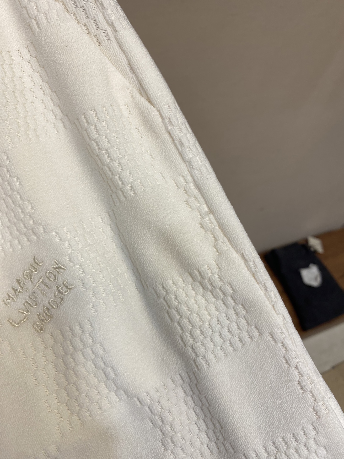 Louis Vuitton Men’s Damier Cotton-Crunch Shirt in Light Color, Sizes S-XL - 图片 8