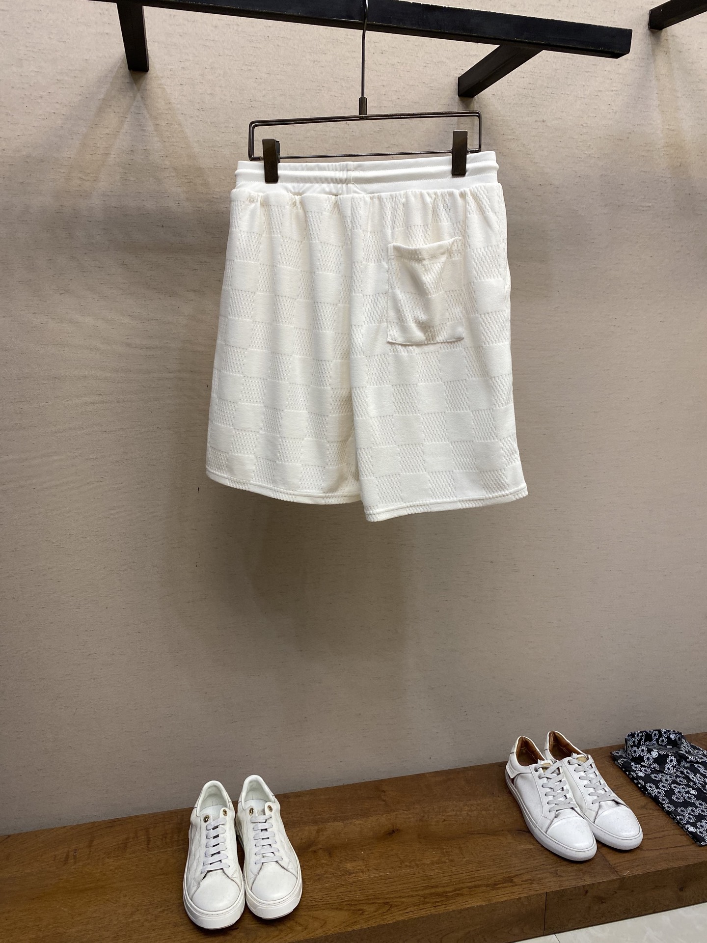 Louis Vuitton Men’s Damier Cotton-Crunch Shirt in Light Color, Sizes S-XL - 图片 3