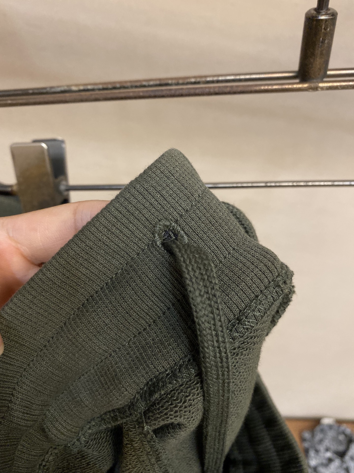 Moncler Cotton Shorts: Detailed Embroidery and Fabric Technology for Comfort and Style - 图片 4