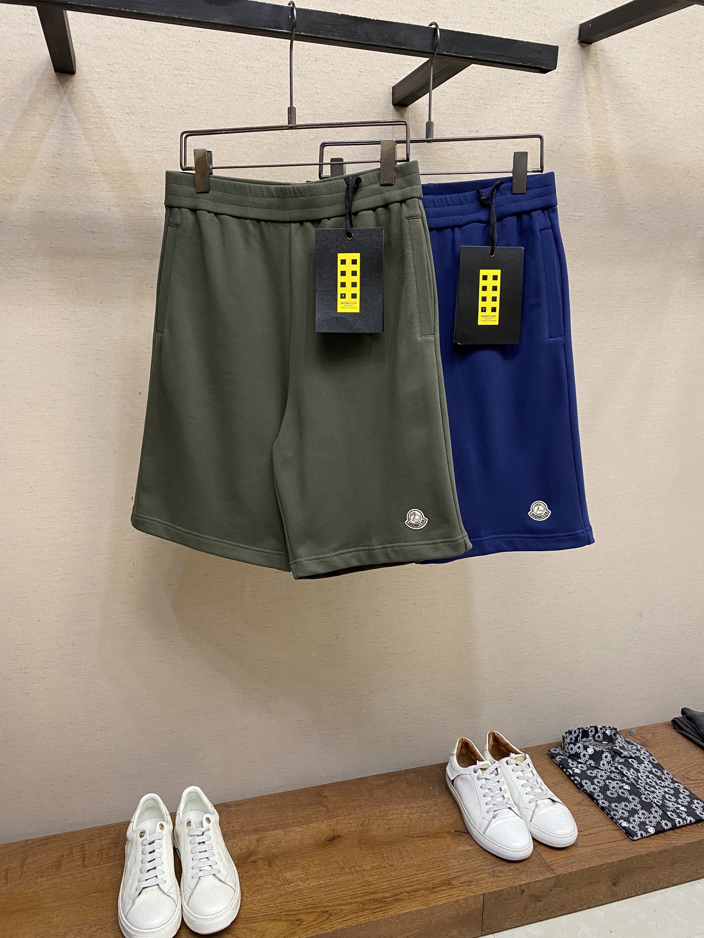 Moncler Cotton Shorts: Detailed Embroidery and Fabric Technology for Comfort and Style - 图片 3