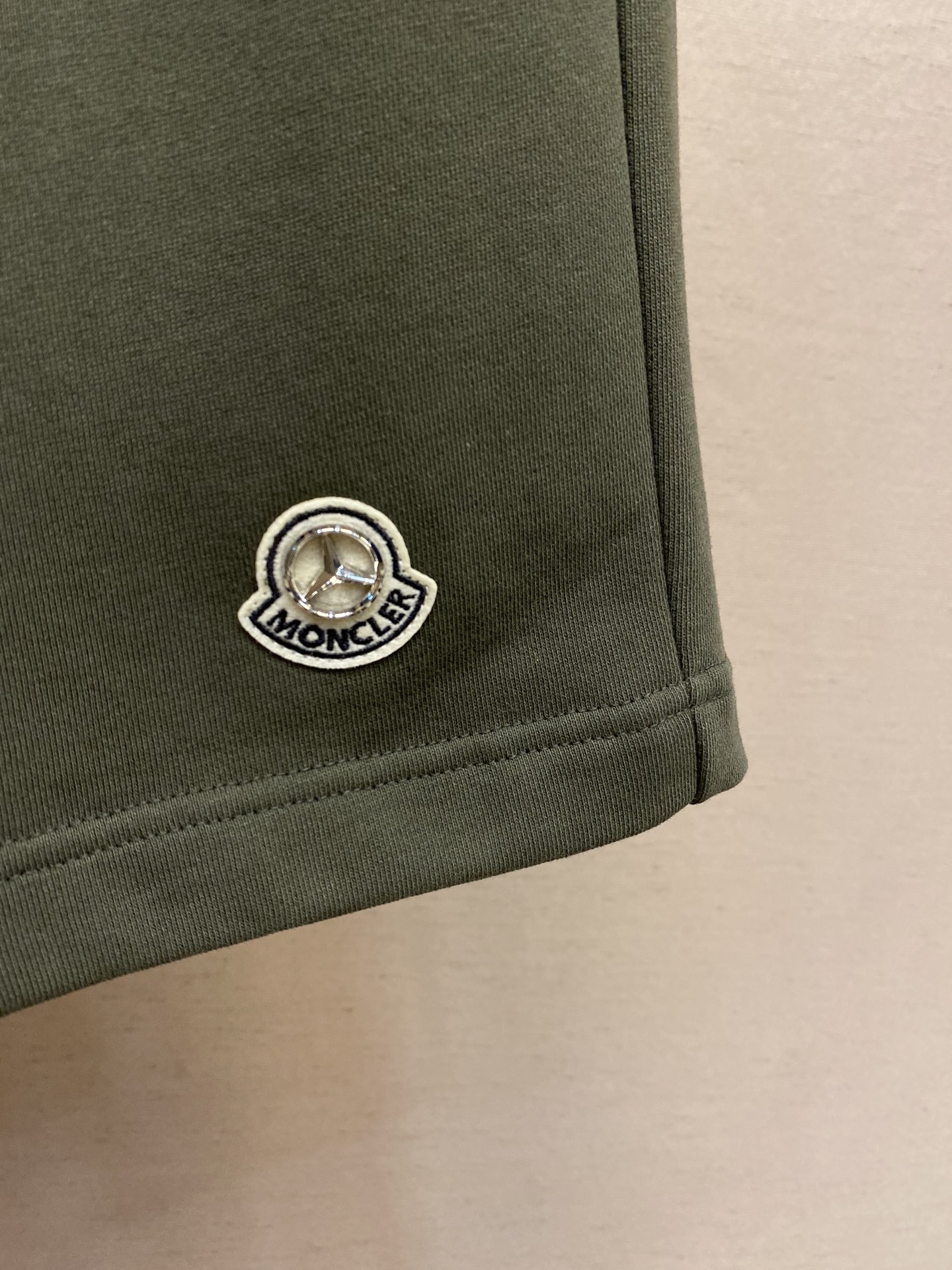 Moncler Cotton Shorts: Detailed Embroidery and Fabric Technology for Comfort and Style - 图片 6