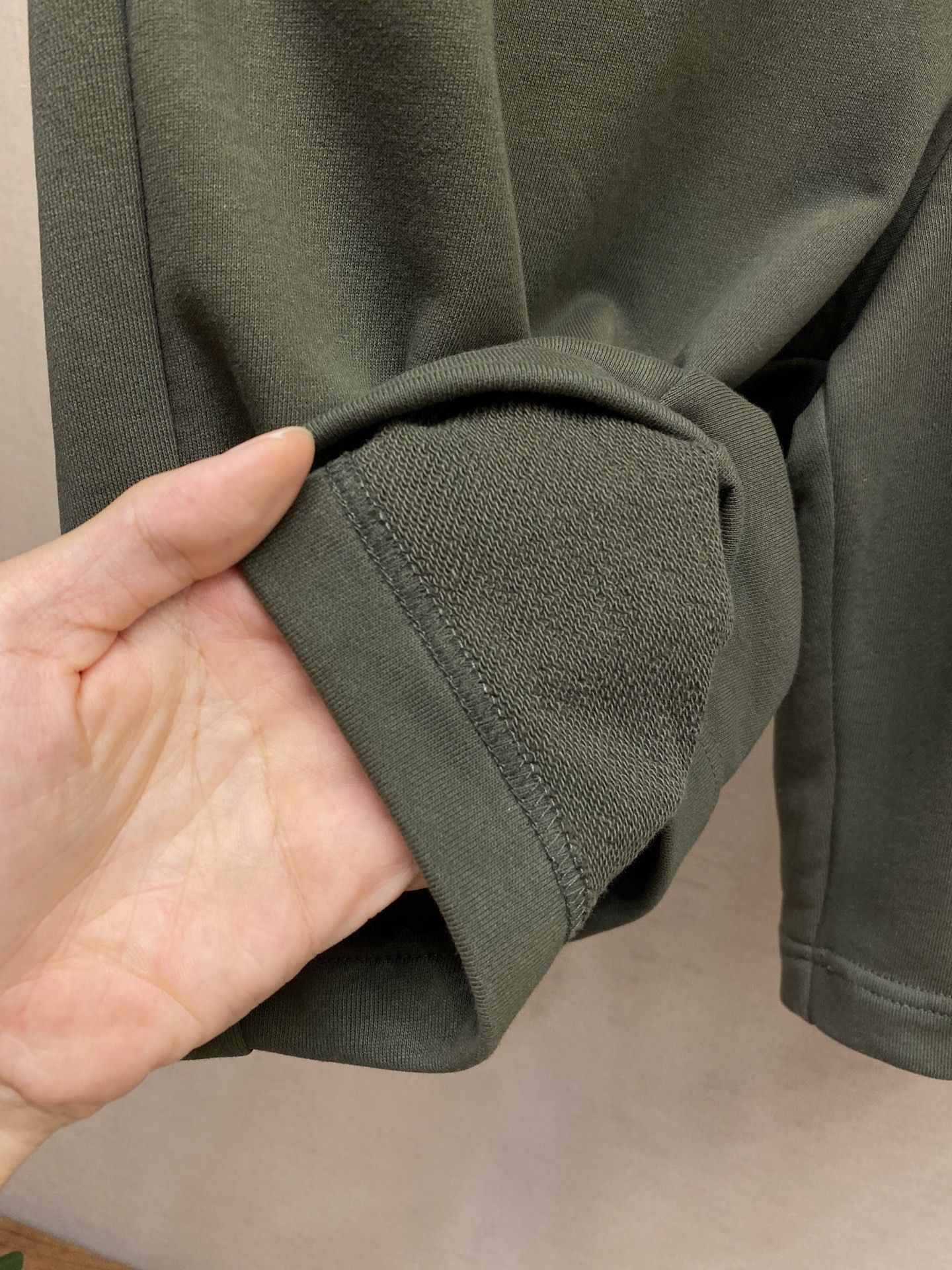 Moncler Cotton Shorts: Detailed Embroidery and Fabric Technology for Comfort and Style - 图片 7