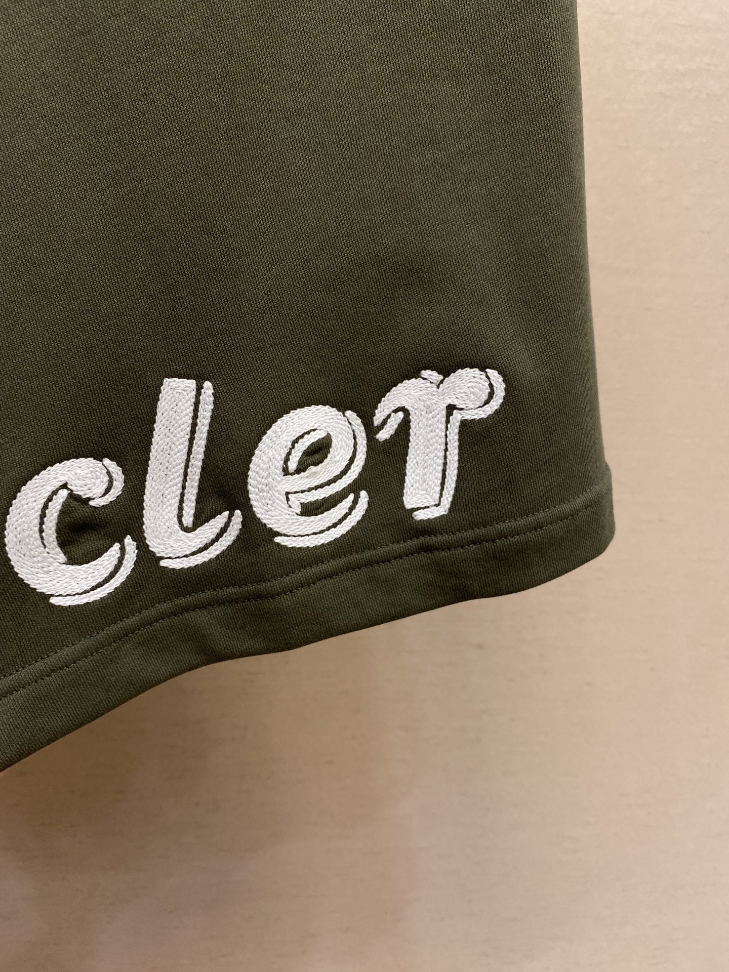 Moncler Cotton Shorts: Detailed Embroidery and Fabric Technology for Comfort and Style - 图片 8