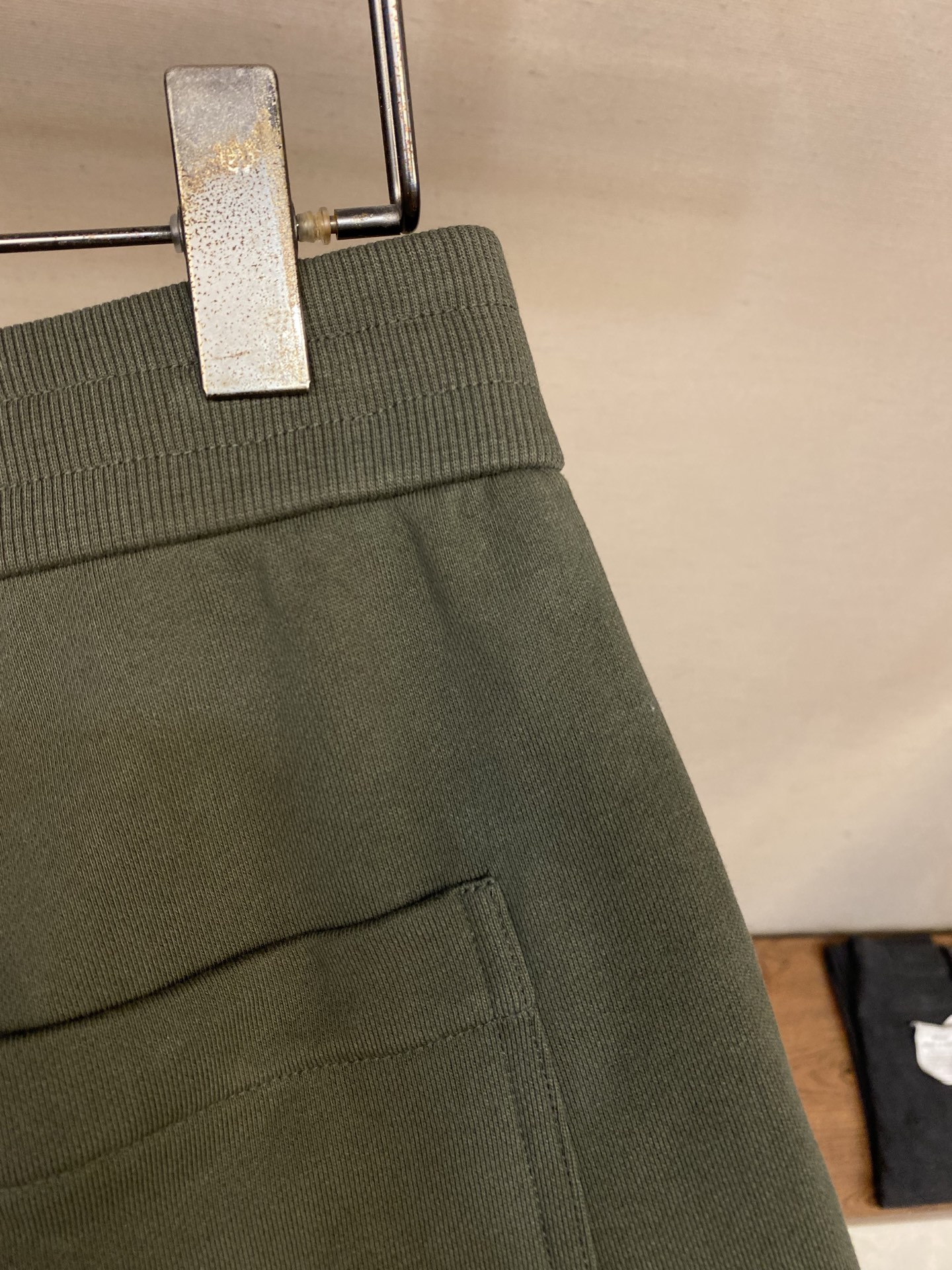 Moncler Cotton Shorts: Detailed Embroidery and Fabric Technology for Comfort and Style - 图片 9