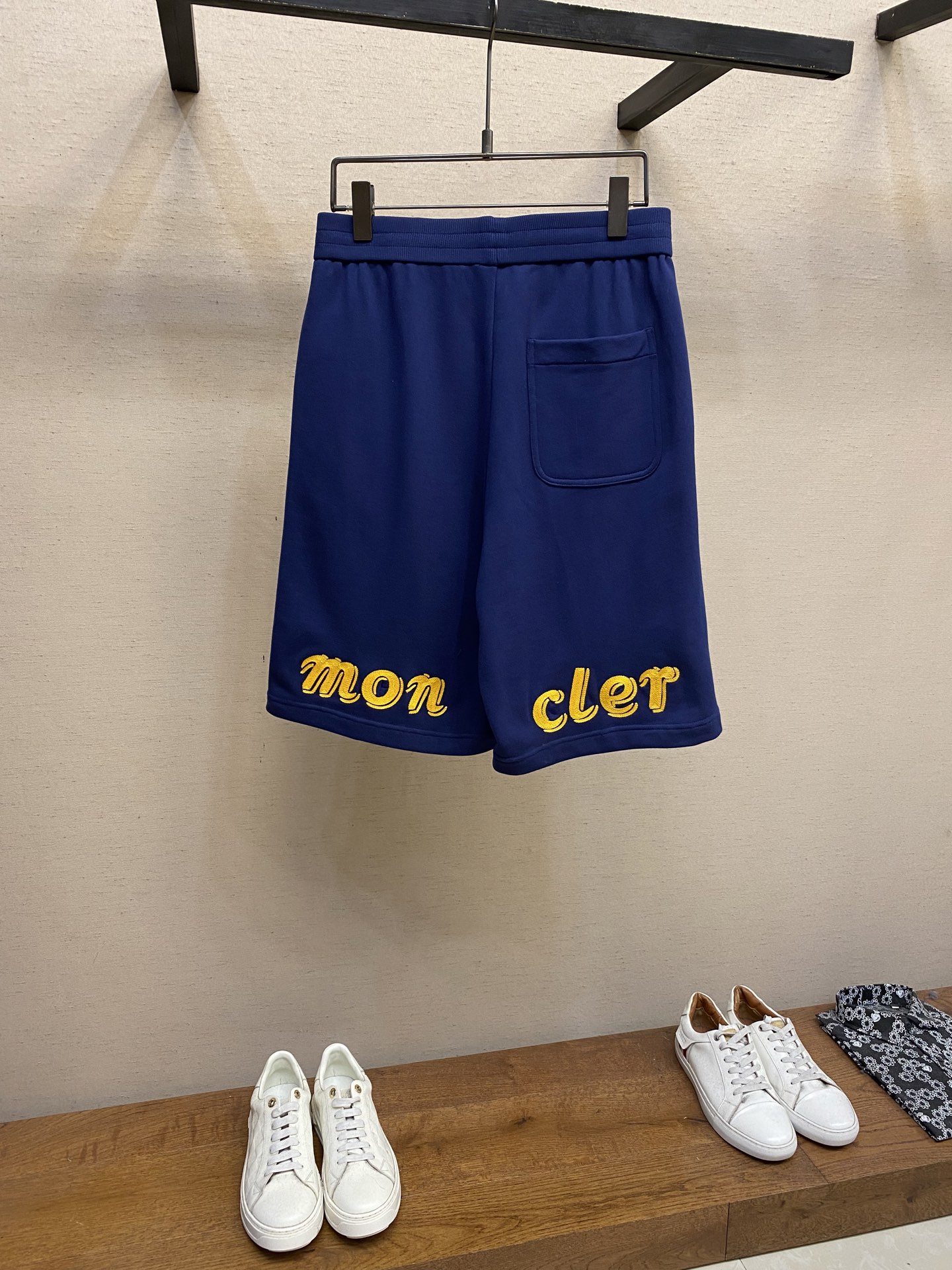Moncler Cotton Shorts: Embroidered Logo, High-Quality Fabric, Precise Embroidery, Size Stability - 图片 2