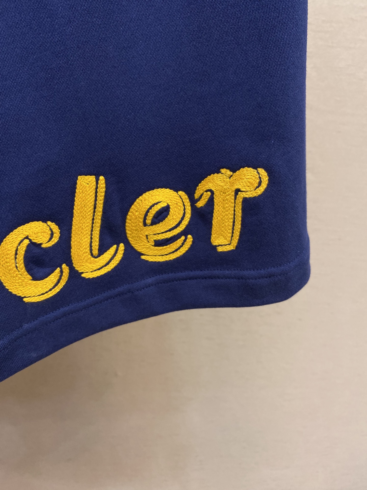 Moncler Cotton Shorts: Embroidered Logo, High-Quality Fabric, Precise Embroidery, Size Stability - 图片 8