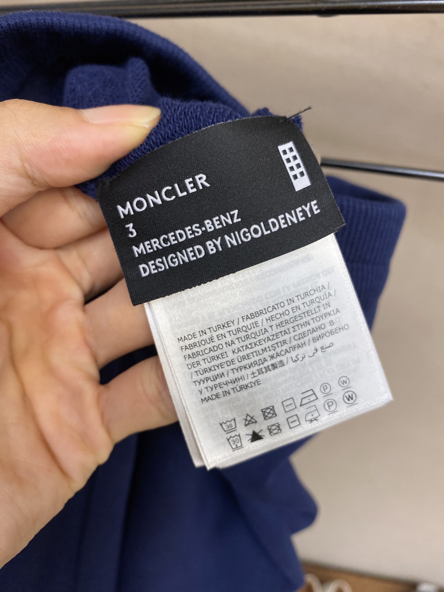Moncler Cotton Shorts: Embroidered Logo, High-Quality Fabric, Precise Embroidery, Size Stability - 图片 5