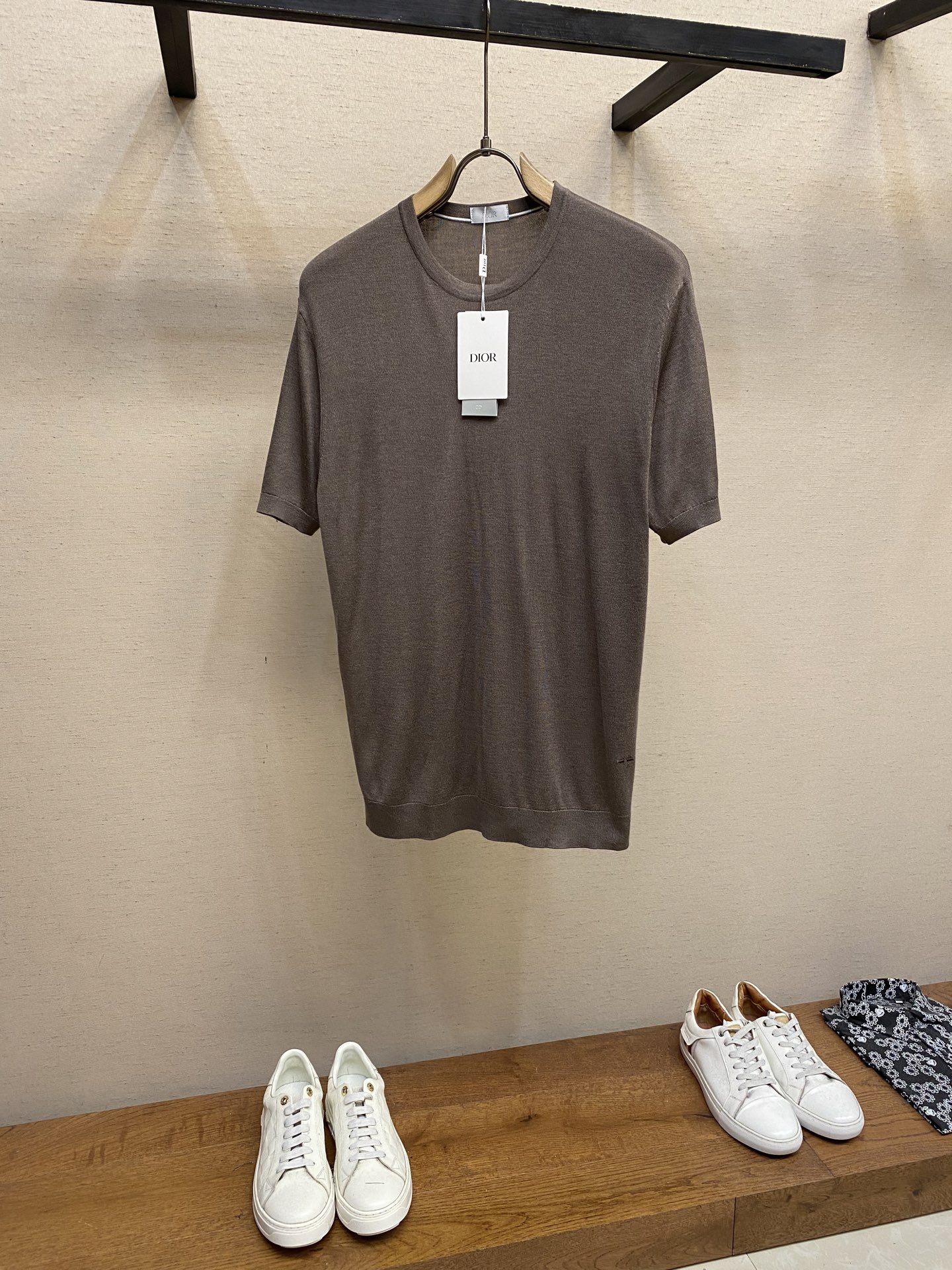 NO:421863,Dior and Xiaodi hem bee embroidery ~ silk cotton fixed-knit brown knitted short-sleeved T-shirt 25 summer new short-sleeved, refreshing and breathable thin knitted TEE!  Perfectly blend elegance and exquisiteness. Select soft fabrics, delicate touch, and bring a skin-friendly and comfortable wearing experience. Simple round neck design, classic and elegant, and adapted to a variety of styles. The exquisite bee embroidery at the hem is outlined with delicate needles, showing the luxurious texture in low keys, and telling Dior's extraordinary ingenuity in details. Whether paired with casual jeans or elegant skirts, it can easily enhance the style and is an excellent choice for daily street appearance and exquisite occasions. Sizes S, M, L, dior, skirts, jeans, T-shirt, tees, t-shirt, alexander wang19860909Dior、小迪下摆蜜蜂刺绣~丝棉定织啡色针织短袖T恤 25夏季新款短袖,清爽透气的薄款针织TEE！将优雅与精致完美融合.甄选轻柔面料,触感细腻,带来亲肤舒适的穿着体验.简约圆领设计,经典大方,适配多种风格.下摆处精致的小蜜蜂刺绣,作为品牌标志性元素,以细腻针法勾勒,低调间彰显奢华质感,于细节处诉说着Dior的非凡匠心 .无论是搭配休闲牛仔裤,还是优雅半裙,都能轻松提升造型格调,是日常出街与精致场合的绝佳选择. 尺码S,M,L,,dior,skirts,jeans,T-shirt,tees，t-shirt,alexander wang,Men's clothing