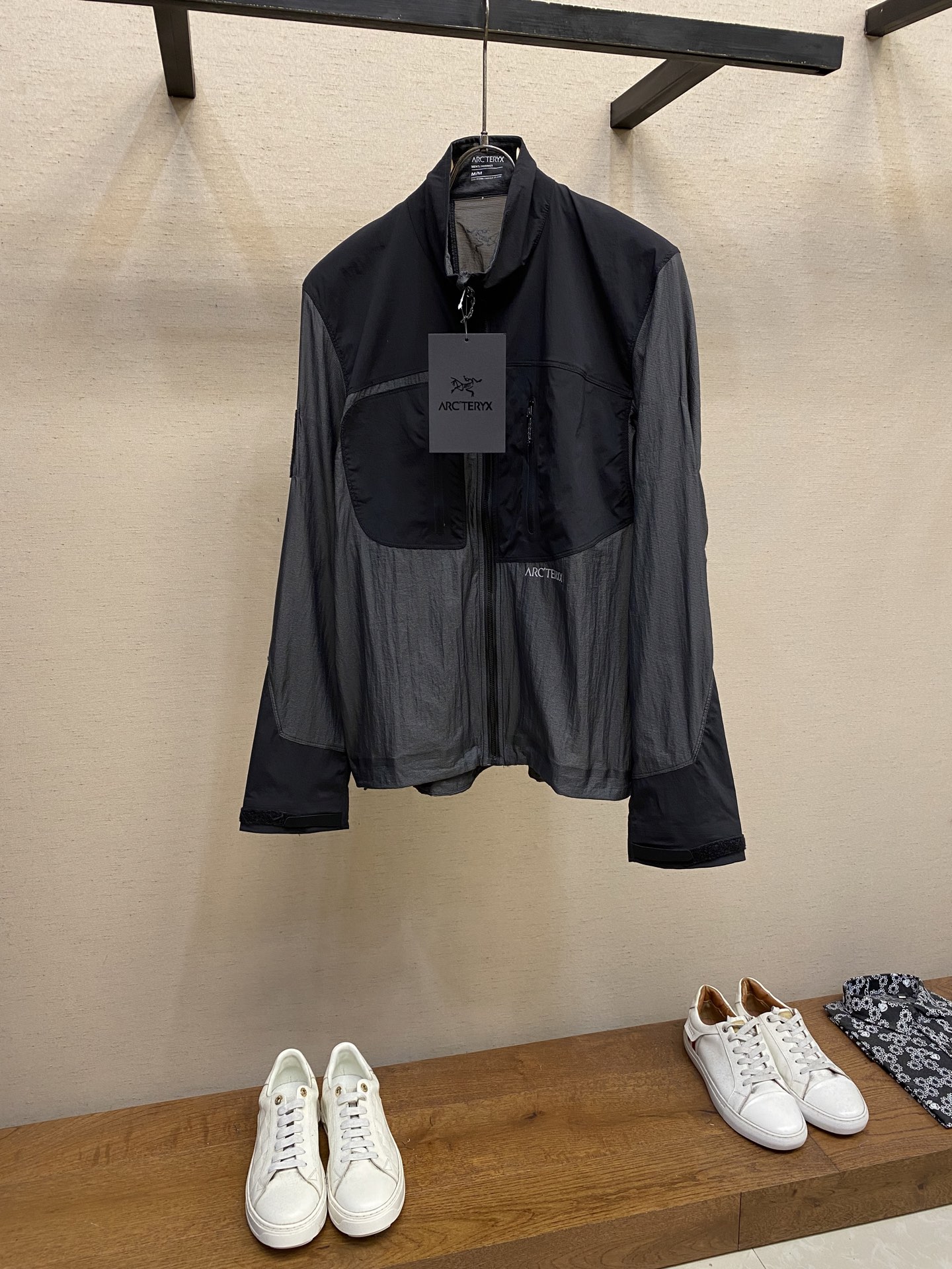 NO:421836,Arcteryx Archaeoptera Bird SYSTEM_A series dro jacket dog SS24 color block design waterproof breathable long-sleeved sun protection clothing sun protection clothing skin coat coats men and women couples styles - birds from professional outdoor climbing hard shell series to casual young urban hard shell details to light and durable soft shell series?  Without exception, it received unanimous praise, - Fabric Toli carbon fiber nylon fabric 95 nylon 5 spandex waterproof and ultraviolet-resistant, moisture-absorbing and sweating. UPF30 + UVA transmittance is less than 5, and the sun protection index is even more important than the ceiling. The micro-elastic feel is not restrained at all - Auxiliary materials YKK's technology AQUAGUARD water-repellent zipper head - glue-pressing hem and cuffs are all made of hot air glue-over glue-over glue-over glue-over process, refined sewing, which makes your eyes shine!  - Special ultra-thin fabric. The difficulty of two seamless zippers on the chest is very large. The difficulty of pressing glue on the hem and cuffs is also great. In short, we have worked so hard to bring you a perfect experience!  Size S-2xl Color off-white Ink rock grey, arc'teryx,jackets & coats,alexander wang19860909Arcteryx始祖鸟 SYSTEM_A系列 dro jacker dog SS24 拼色设计防水透气长袖防晒服 防晒衣 皮肤衣外套 男女同款 情侣款 -鸟从专业的户外登山硬壳系列到休闲年轻的都市硬壳细节再到轻便耐穿的软壳系列？无一例外得到了一致的好评, -面料东丽碳纤维尼龙面料 95锦纶 5氨纶 防水防紫外线,吸湿排汗.UPF30＋UVA透射率小于5,防晒指数更是天花板 微弹手感完全不会有束缚感 -辅料YKK旗下科技AQUAGUARD拒水拉链头 -压胶下摆 袖口 全部做了热风压胶 溢胶工艺 精细化车缝 让你眼前一亮 ！ -特色超薄的面料 胸口两根无缝拉链的难度 非常之大 下摆 袖口 压胶的难度也随之而大 总之 千辛万苦只为给你们带来完美的体验感！ 尺码S-2xl 颜色灰白色 墨岩灰,arc'teryx,jackets & coats,alexander wang,Men's clothing