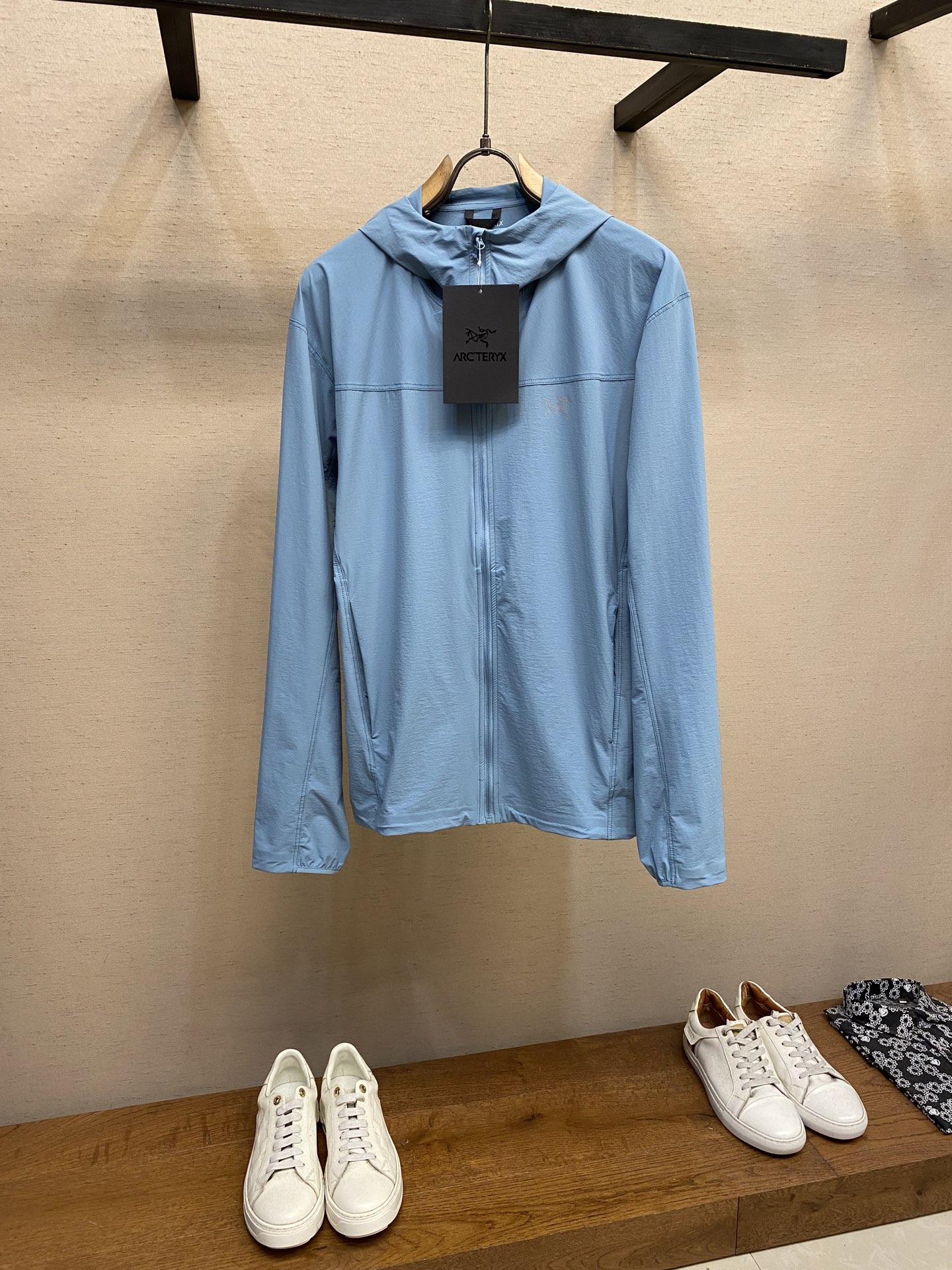 NO:421828,Arcteryx GAMMA LIGHTWEIGHT hoody solid color soft shell couple jacket windproof hooded jacket sun protection clothes sun protection clothes. Waterproof ultra-lightweight soft shell - Archaeopteryx Gamma series is an upgraded model of Gamma sl 1. With a hard shell brim design, light rain slides down through the brim, outdoors play a lightweight and rainproof function, with drawstring behind the brim 2. The LT series is ultra-lightweight design, thinner, relatively thin, relatively thin, relatively thin, and the relatively thin sun protection clothes are thicker. Very perfect and most suitable for spring and autumn. It can be used as a sun protection clothes in summer. 3. The fabric design has a slight elasticity, better ductility than the hard shell, and excellent comfort, which is very convenient for both city/outdoor 4. The zipper design can be pulled directly to the chin position, giving a stronger outdoor feeling and functional feeling; 5. The Gamma series is more suitable for daily commuting, whether in cities or outdoors;  6. The LOGO design uses hot pressing 3M reflective treatment, making it safer outdoors at night. Size XS-2xl Color black Bamboo Moon Blue Atomic Gray Dawn Blue.,arc'teryx,jackets & coats,jackets & coats,hats,alexander wang19860909Arcteryx始祖鸟 GAMMA LIGHTWEIGHT hoody纯色软壳情侣款外套防风连帽夹克 防晒衣 防晒服. 防水超轻量化软壳 -始祖鸟Gamma系列就是Gamma sl的升级款 1.带硬壳帽檐设计,小雨通过帽檐滑落,户外起到轻量防雨作用,帽檐后带有抽绳设计 2.LT系列为超轻量设计,更加轻薄 相对特别薄的那种防晒衣又厚一点.非常完美最适合春秋 夏天可以当做防晒衣. 3.面料设计带有轻微弹性,延展性比硬壳好,舒适度极佳,无论城市/户外都很方便 4.拉链设计可以直接拉到下巴位置,带给更强的户外感及机能感； 5.伽马系列更适合日常通勤,无论城市和户外； 6.LOGO设计使用了热压3M反光处理,夜间户外更加安全 尺码XS-2xl 颜色黑色 竹月蓝 原子灰 破晓蓝.,arc'teryx,jackets & coats,jackets & coats,hats,alexander wang,Men's clothing