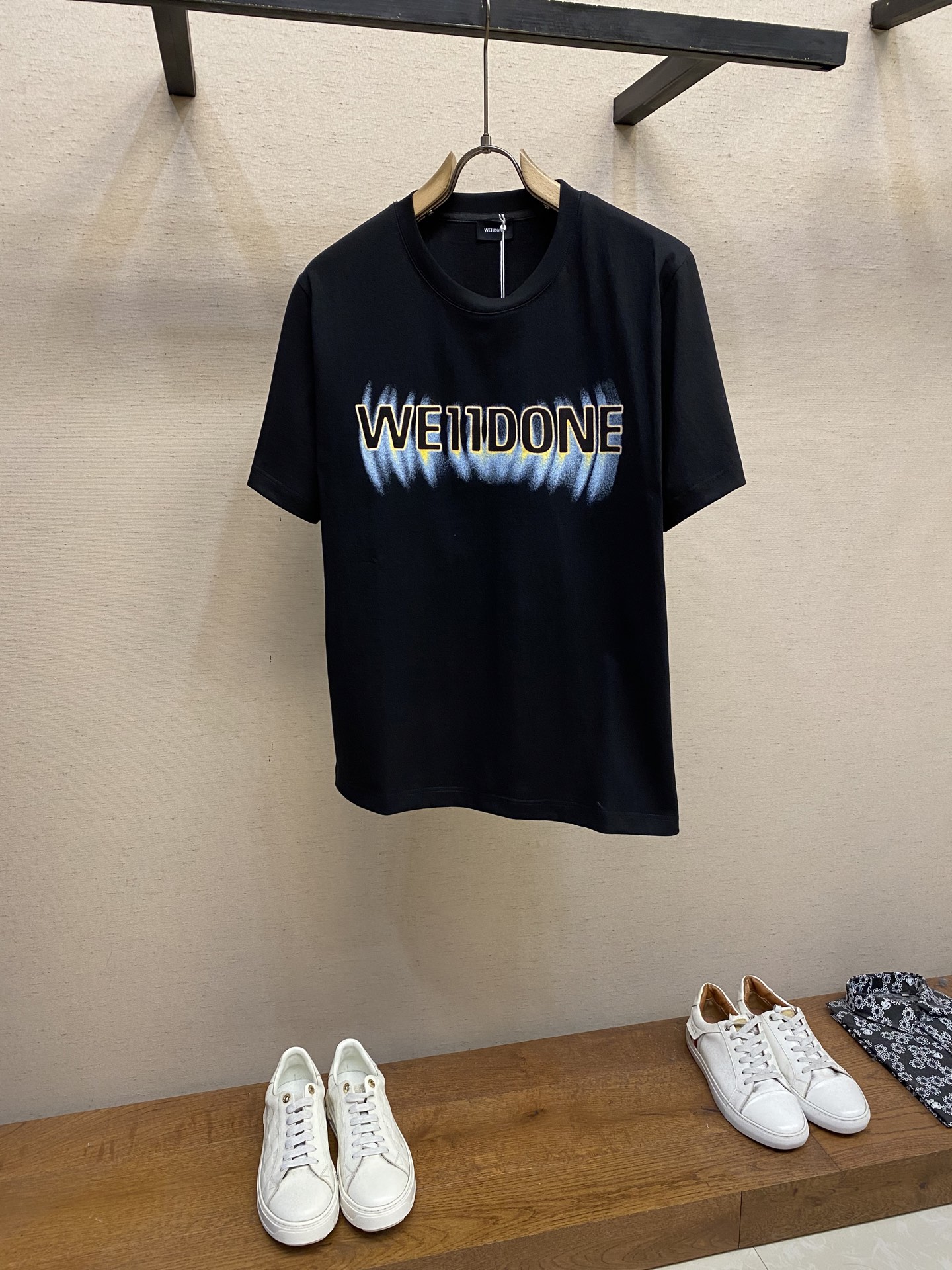 NO:421895,WE11DONE 25SS gradient logo Kangli direct-shot printed cotton half-sleeved T-shirt combined with oversize silhouette design and embroidered letters on the back hem brand logo, whether it is inside or outside, it can easily create a fashionable casual style. Pure cotton half-sleeved T-shirt OS loose version. Washing method is only for dry cleaning or reverse wrap laundry bags, cold water and quick machine washing!  !  Do not wash front machine-wash/warm water!  Size S-XL, versace,tees,t-shirt,alexander wang19860909WE11DONE 25SS渐变logo康丽直喷印花棉质半袖T恤 结合 oversize 廓形设计,后幅下摆品牌logo刺绣字母,无论是内搭还是外穿,都能轻松打造时尚的休闲风格 纯棉半袖T恤OS宽松版 洗涤方式仅限干洗或反面包裹洗衣袋冷水快速机洗！！不得正面机洗浸泡/温热水洗涤！ 尺码S-XL,,versace,tees，t-shirt,alexander wang,Men's clothing