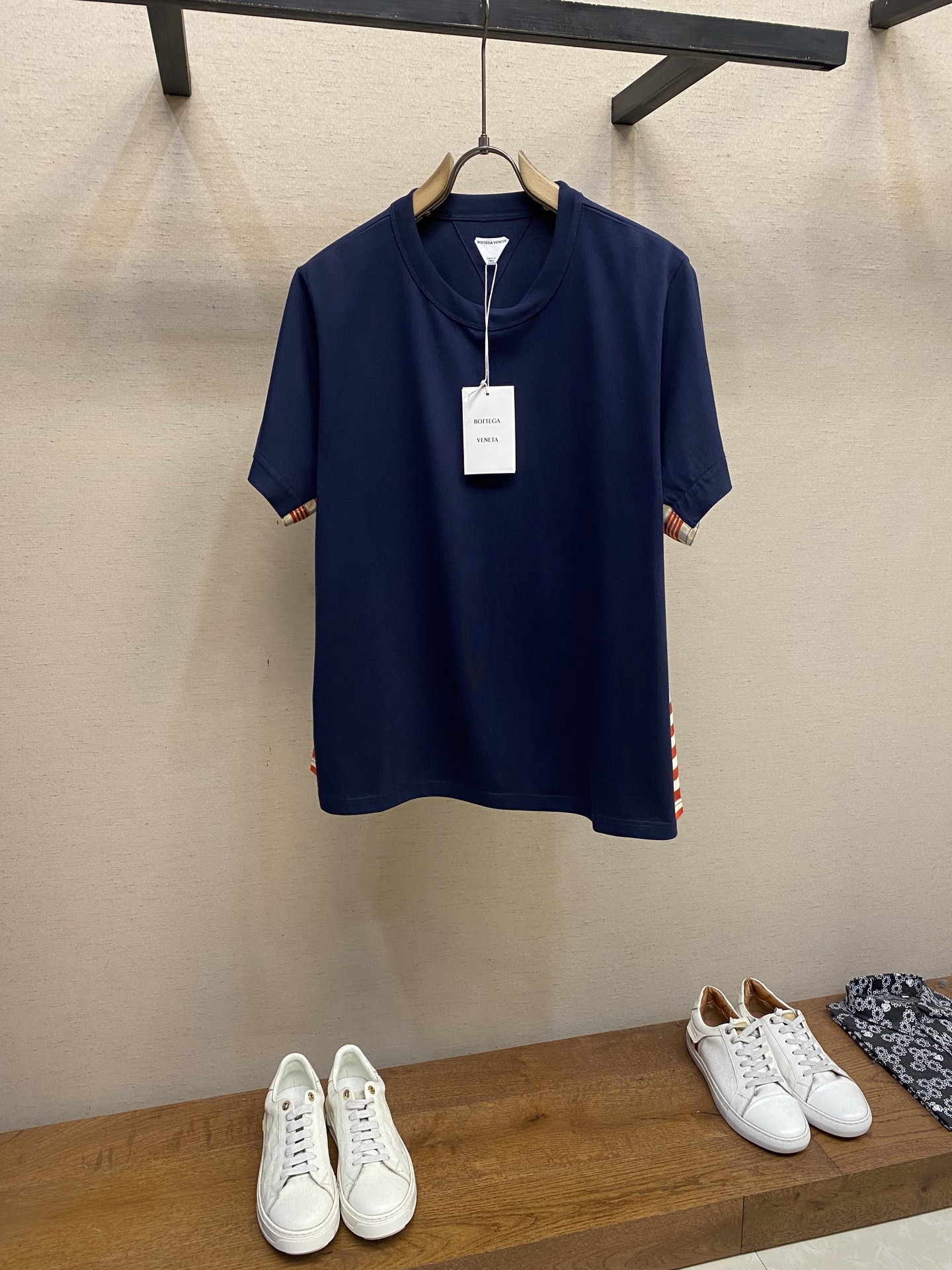 NO:485114,BOTTEGA VENETA / Baodiejia OS loose version splicing contrast design cuff embroidery Soft cotton knitted T-shirt decorated with plaided inlay cotton half-sleeved T-shirt Washing method is only for dry cleaning or cold water on the back side quick machine washing medium temperature ironing Size S-XL, bottega veneta, bottega veneta, tees, t-shirt, alexander wang19860909BOTTEGA VENETA /葆蝶家 OS宽松版拼接撞色设计袖口刺绣 柔软棉质针织T恤,饰以格纹嵌片棉质半袖T恤 洗涤方式仅限干洗或反面冷水快速机洗中温熨烫 尺码S-XL,,bottega veneta,bottega veneta,tees，t-shirt,alexander wang,Men's clothing