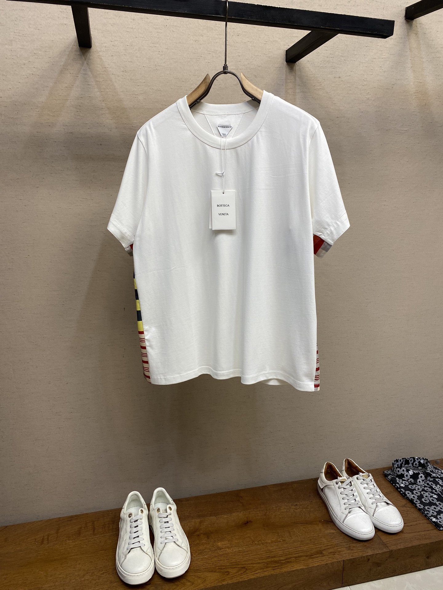 NO:425665,BOTTEGA VENETA / Baodiejia OS loose version splicing contrast design cuff embroidery Soft cotton knitted T-shirt decorated with plaided inlay cotton half-sleeved T-shirt Washing method is only for dry cleaning or cold water on the back side quick machine washing medium temperature ironing Size S-XL, bottega veneta, bottega veneta, tees, t-shirt, alexander wang19860909BOTTEGA VENETA /葆蝶家 OS宽松版拼接撞色设计袖口刺绣 柔软棉质针织T恤,饰以格纹嵌片棉质半袖T恤 洗涤方式仅限干洗或反面冷水快速机洗中温熨烫 尺码S-XL,,bottega veneta,bottega veneta,tees，t-shirt,alexander wang,Men's clothing