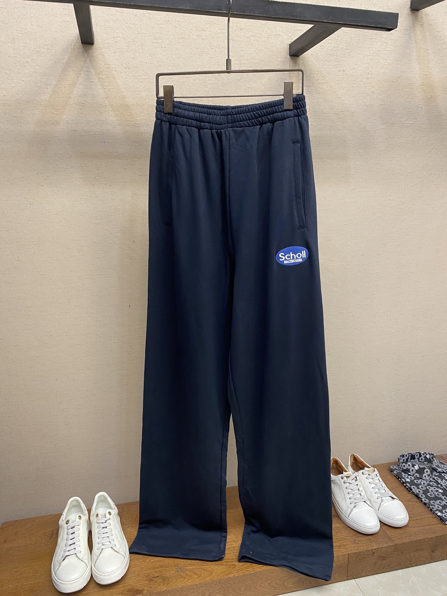 NO:421844,Balenciaga, BA refreshing and healthy embroidered straight trousers Original, 800 purchase, professional fried color fabric for fish scale bottom, needle embroidery technology, straight sports style, full set of auxiliary materials equipped # Pure cotton fish scale bottom fabric The fabric is made of 16S double yarn S fish scale bottom grinding fabric, 380g, the loop is composed of three-line sweatshirt, veil, yarn, and bottom yarn. It takes into account breathability and comfort, and the overall light and comfortableness is light and comfortable, and has a good silhouette. Its characteristics are soft, solid texture, and excellent extension, elasticity, wrinkle resistance, and moisture absorption. # Use the three-layer process of needle embroidery. The main body adopts precision needle embroidery technology; the embroidery is very fine and dense, with clear patterns and strong three-dimensional sense. The linen embroidery thread combined with encryption treatment, the embroidery body has a subtle matte visual texture; the embroidery effect is three-dimensional and full.  The flat embroidery has unique design for needle threading, and the embroidery is very fine and dense; the overall stitching is fine and the texture is consistent, adding a sense of layering to the simple design. # Mid-waist vertical sports pants style Loose trousers are not limited to the figure and leg shape, with strong inclusiveness and strong vertical effect; connecting the mid-pleats and side pockets of the pants, increasing the looseness of the trousers and convenient storage, saving straight-through single pockets of the back waist. Hand-made edges of the pants corners, adjusting elasticity by drawstrings. Size XS-L,,balenciaga,hoodie,sweatshirts,alexander wang19860909Balenciaga、BA爽健刺绣直筒长裤 原,800购买、鱼鳞底专业炒色面料、挨针刺绣工艺、直筒运动版型、全套辅料配备 # 纯棉质鱼鳞底面料 面料采用16S双纱S鱼鳞底磨毛面料,380g,毛圈是三线卫衣是面纱,绑纱,底纱所组成的.兼顾透气性与舒适度,整体轻薄舒适又具有很好的廓形.其特点是手感松软、质地扎实,且具有杰出的延伸性、弹性、抗皱性、和吸湿性. # 采用挨针绣三层工艺处理 主体采用精密挨针绣工艺；刺绣非常精细针法绵密,图案清晰且线条感和立体感强.亚麻材质绣线结合加密处理,绣体具有微妙的哑光视觉质感；刺绣效果立体饱满. 平绣的挨针走线独特设计,刺绣非常精细针法绵密；整体针脚细密,精细度质感一致,为简约设计增添了层次感. # 中腰垂直款运动裤版型 宽松裤管不限身材与腿型,包容性强垂直效果强；连接裤中褶与侧兜,增加裤腿松量且方便置物,后腰省直通单兜牙.裤角手工纤边处理,由抽绳调节松紧. 尺码XS-L,,balenciaga,hoodie,sweatshirts,alexander wang,Men's clothing