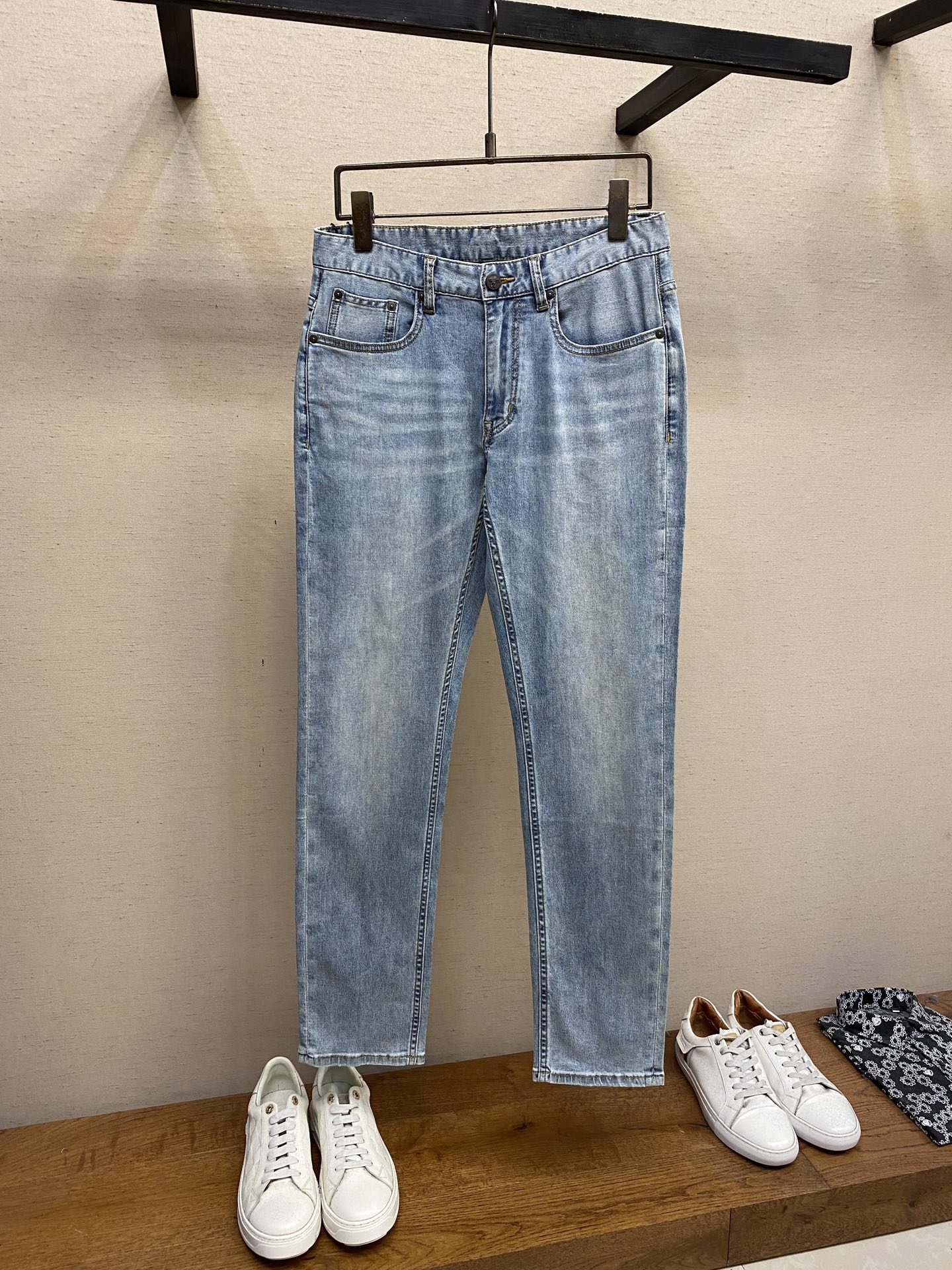 NO:421820,Versace, 2025ss is easy to wear and not picky about body shape. There are no restrictions on matching. It is arbitrarily and concisely to set off other items to show your style and posture~ I have to give it a thumbs up for its practical wear. The style/detail design is not to be chosen, and whoever wears it looks good. This jeans really have to modify the leg shape more than you imagined. The overall size is mainly comfortable. The trouser legs are just right, making them look slimmer and straight, and easily wear them all over the screen, and the lengthening and proportional aura is fully opened!  You can match any style of items, match with various T-shirts/shirts, knitted jackets, and you don’t have to worry about matching when going out on a daily basis. Size 29-38, versace, jeans, jackets & coats,shirts,tees, t-shirt,alexander wang19860909Versace,2025ss好穿不挑身材在搭配上没有太多的限制 随意简洁的衬托其他单品,来展现自己的风格姿态～ 对于它的实穿性不得不竖起一个大拇指了,版型／细节设计没得挑,谁穿谁好看.这款牛仔裤真的要比你想象中更加修饰腿型,整体以舒适为主,裤腿大小做的恰到好处,显瘦显腿直,轻松穿出满屏的大长腿,拉长比例气场全开！ 可以百搭任何风格的单品,搭配各种T恤／衬衫,针织外套都可,日常外出不必再为搭配而烦恼了 尺码29-38,,versace,jeans,jackets & coats,shirts,tees，t-shirt,alexander wang,Men's clothing