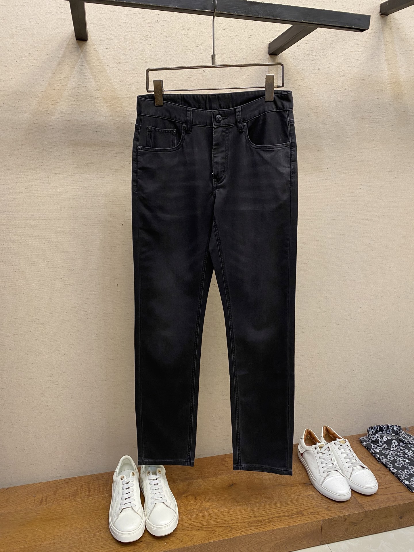 NO:421846,Gucci and 2025ss are easy to wear and not picky about body shape. There are no restrictions on matching. They can set off other items in a random and simple way to show their style and posture~ I have to give it a thumbs up for its practical wear. The style/detail design is not to be chosen, and whoever wears it looks good. This jeans really have to modify the leg shape more than you imagined. The overall size is mainly comfortable. The trouser legs are just right, making them look slimmer and straight, and easily wear them in long legs all over the screen, and the aura is fully opened!  You can match any style of items, match with various T-shirts/shirts, knitted jackets, you don’t have to worry about matching on your daily trip. Size 29-38, gucci, jeans, jackets & coats,shirts,tees, t-shirt,alexander wang19860909Gucci、2025ss好穿不挑身材在搭配上没有太多的限制 随意简洁的衬托其他单品,来展现自己的风格姿态～ 对于它的实穿性不得不竖起一个大拇指了,版型／细节设计没得挑,谁穿谁好看.这款牛仔裤真的要比你想象中更加修饰腿型,整体以舒适为主,裤腿大小做的恰到好处,显瘦显腿直,轻松穿出满屏的大长腿,拉长比例气场全开！ 可以百搭任何风格的单品,搭配各种T恤／衬衫,针织外套都可,日常外出不必再为搭配而烦恼了 尺码29-38,,gucci,jeans,jackets & coats,shirts,tees，t-shirt,alexander wang,Men's clothing