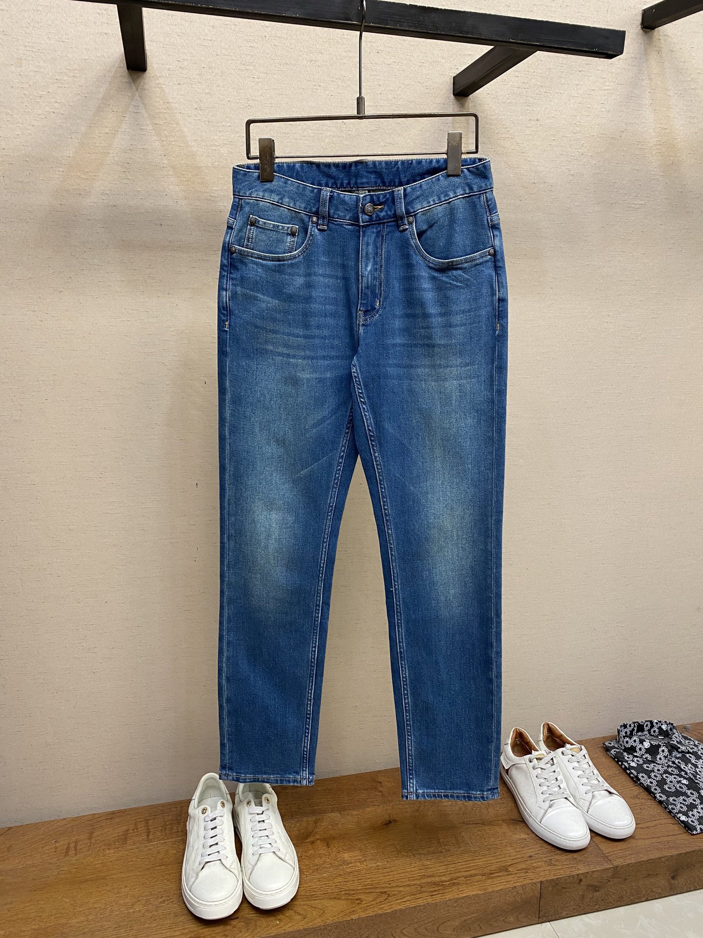 NO:421855,DG, 2025ss is easy to wear and not picky about body shape. There are no restrictions on matching. You can set off other items in a random and simple way to show your style and posture~ I have to give it a thumbs up for its practical wear. The style/detail design is not to be chosen, and whoever wears it looks good. This jeans really have to modify the leg shape more than you imagined. The overall size is mainly comfortable. The trouser legs are just right, making them look slimmer and straight, and easily wear them all over the screen, and the lengthening and proportional aura is fully opened!  You can match any style of items, match with various T-shirts/shirts, knitted jackets, and you don’t have to worry about matching when going out every day. Size 29-38, jeans, jackets & coats,shirts,tees, t-shirt,alexander wang19860909DG,2025ss好穿不挑身材在搭配上没有太多的限制 随意简洁的衬托其他单品,来展现自己的风格姿态～ 对于它的实穿性不得不竖起一个大拇指了,版型／细节设计没得挑,谁穿谁好看.这款牛仔裤真的要比你想象中更加修饰腿型,整体以舒适为主,裤腿大小做的恰到好处,显瘦显腿直,轻松穿出满屏的大长腿,拉长比例气场全开！ 可以百搭任何风格的单品,搭配各种T恤／衬衫,针织外套都可,日常外出不必再为搭配而烦恼了 尺码29-38,,jeans,jackets & coats,shirts,tees，t-shirt,alexander wang,Men's clothing