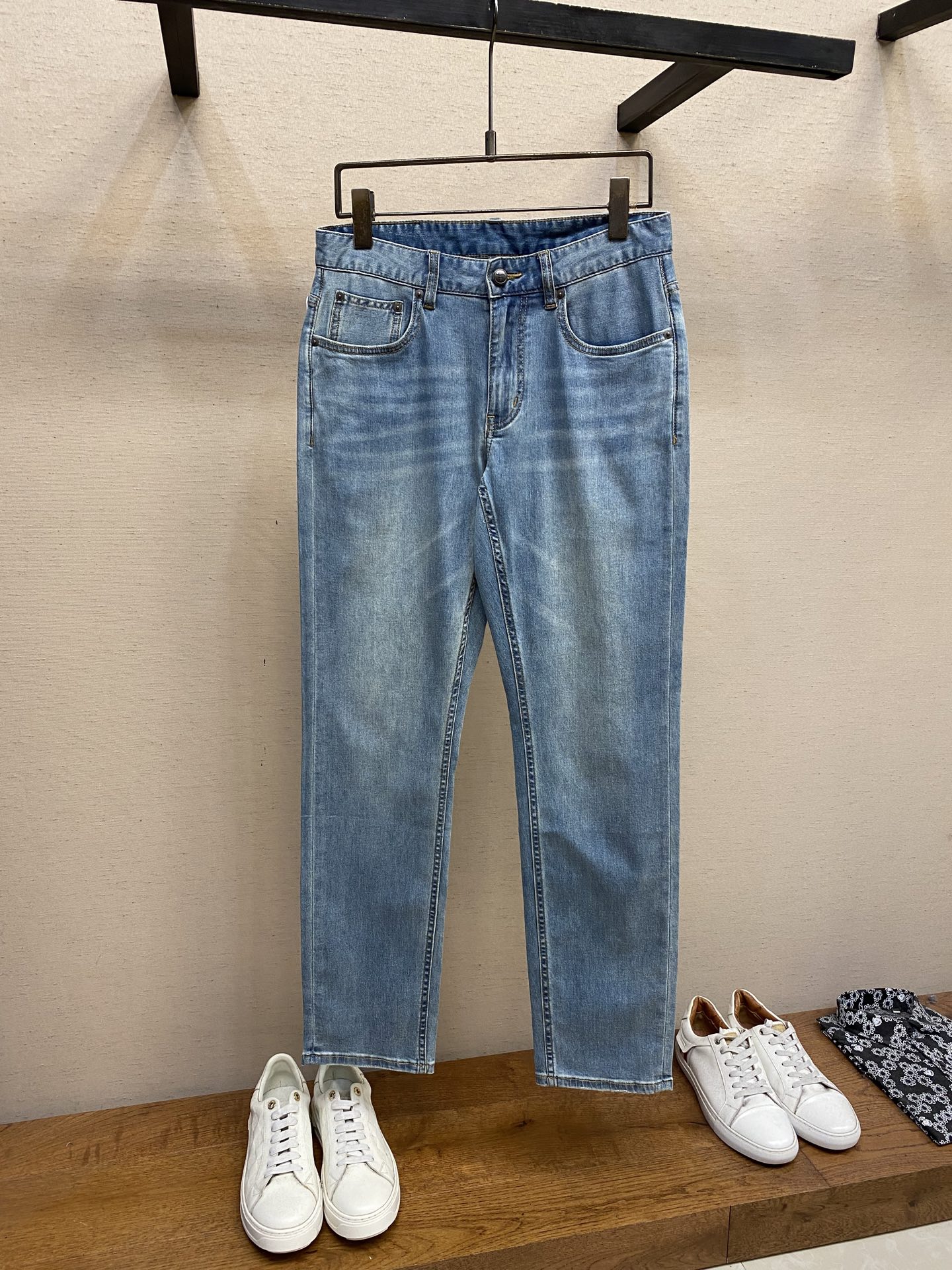 NO:421866,Prada and 2025ss are easy to wear and not pick on the figure. There are no restrictions on matching. They can set off other items in a random and simple way to show their style and posture~ I have to give it a thumbs up for its practical wear. The style/detail design is not to be chosen, and whoever wears it looks good. This jeans really have to modify the leg shape more than you imagined. The overall size is mainly comfortable. The trouser legs are just right, making them look slimmer and straight, and easily wear them all over the screen, and the lengthening and proportional aura is fully opened!  You can match any style of items, match with various T-shirts/shirts, knitted jackets, you don’t have to worry about matching on your daily trip. Size 29-38, prada, jeans, jackets & coats,shirts,tees, t-shirt,alexander wang19860909Prada、2025ss好穿不挑身材在搭配上没有太多的限制 随意简洁的衬托其他单品,来展现自己的风格姿态～ 对于它的实穿性不得不竖起一个大拇指了,版型／细节设计没得挑,谁穿谁好看.这款牛仔裤真的要比你想象中更加修饰腿型,整体以舒适为主,裤腿大小做的恰到好处,显瘦显腿直,轻松穿出满屏的大长腿,拉长比例气场全开！ 可以百搭任何风格的单品,搭配各种T恤／衬衫,针织外套都可,日常外出不必再为搭配而烦恼了 尺码29-38,,prada,jeans,jackets & coats,shirts,tees，t-shirt,alexander wang,Men's clothing