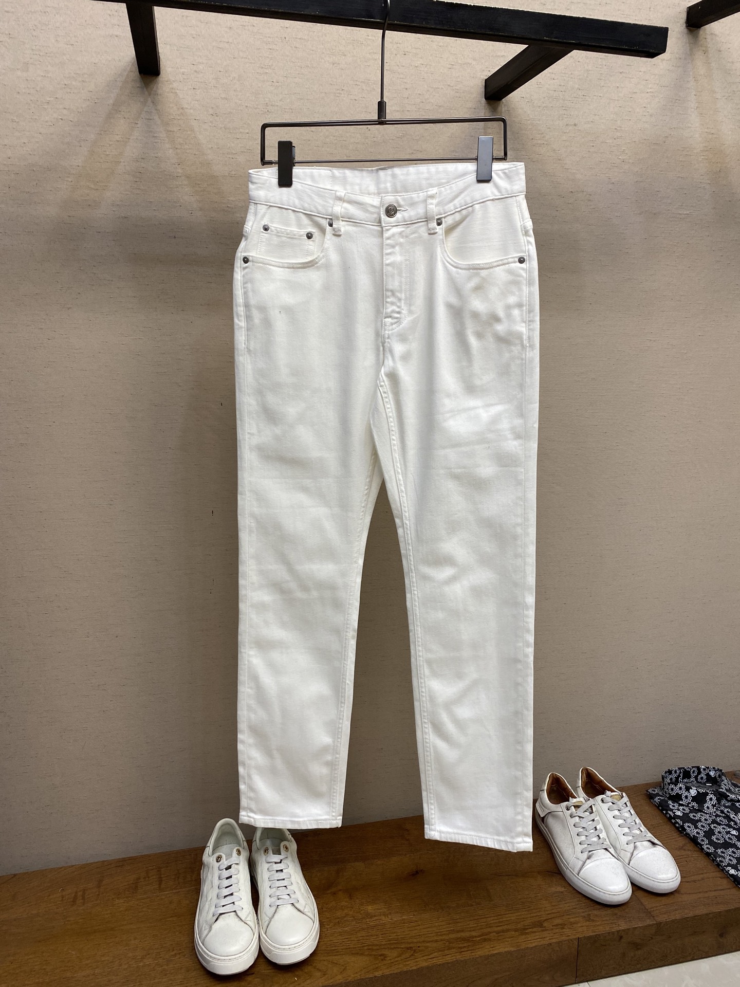 NO:421877,BerIuti, 2025ss is easy to wear and not picky about body shape. There are no restrictions on matching. It is arbitrarily and concisely to set off other items to show your style and posture~ I have to give it a thumbs up for its practical wear. The style/detail design is not to be chosen, and whoever wears it looks good. This jeans really have to modify the leg shape more than you imagined. The overall size is mainly comfortable. The trouser legs are just right, making them look slimmer and straight, and easily wear them out with long legs all over the screen, and the aura is fully opened!  You can match any style of items, match with various T-shirts/shirts, knitted jackets, and you don’t have to worry about matching when going out every day. Size 29-38, jeans, jackets & coats,shirts,tees, t-shirt,alexander wang19860909BerIuti,2025ss好穿不挑身材在搭配上没有太多的限制 随意简洁的衬托其他单品,来展现自己的风格姿态～ 对于它的实穿性不得不竖起一个大拇指了,版型／细节设计没得挑,谁穿谁好看.这款牛仔裤真的要比你想象中更加修饰腿型,整体以舒适为主,裤腿大小做的恰到好处,显瘦显腿直,轻松穿出满屏的大长腿,拉长比例气场全开！ 可以百搭任何风格的单品,搭配各种T恤／衬衫,针织外套都可,日常外出不必再为搭配而烦恼了 尺码29-38,,jeans,jackets & coats,shirts,tees，t-shirt,alexander wang,Men's clothing