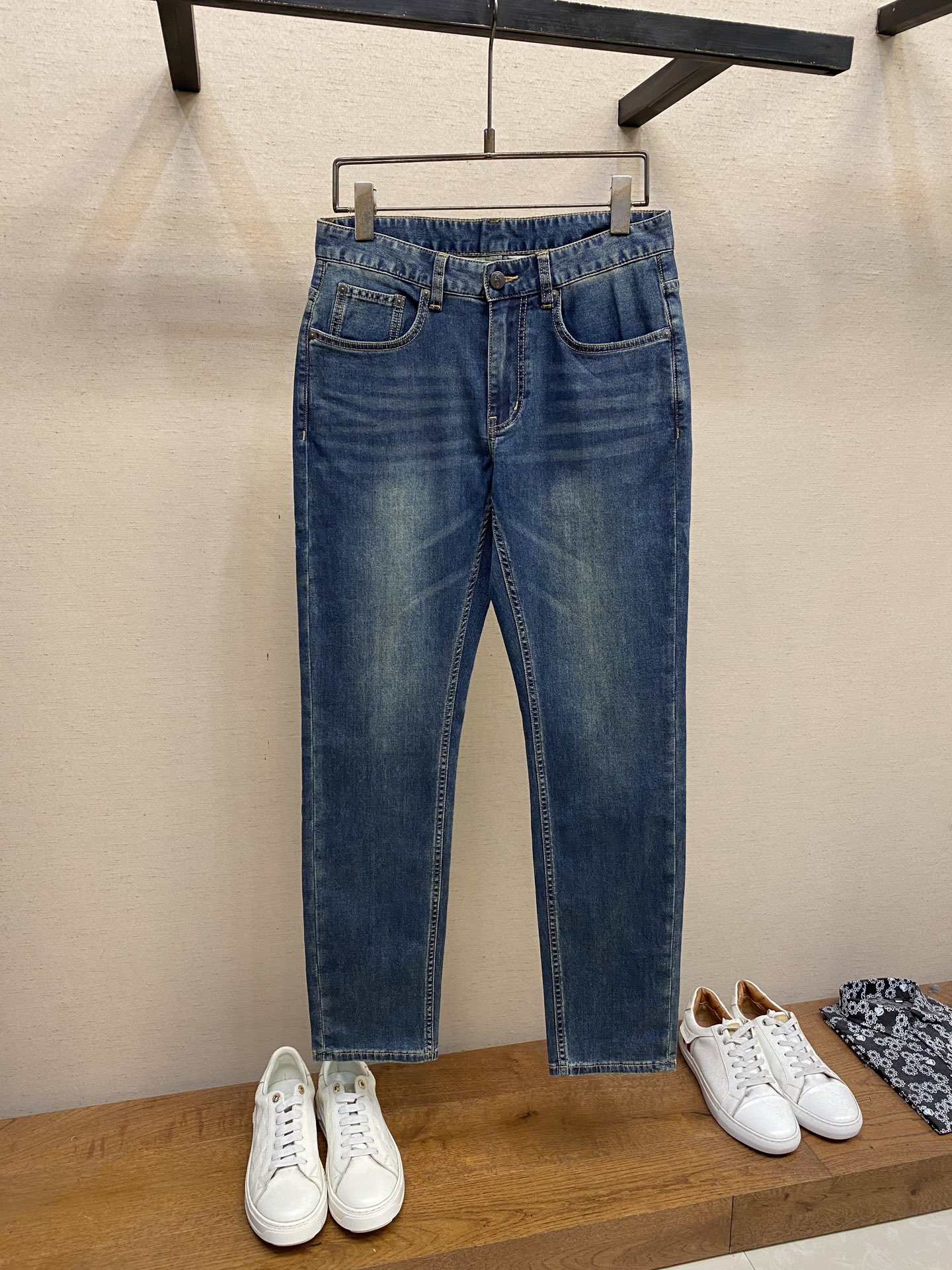 NO:421887,BBR, 2025ss is easy to wear and not picky about body shape. There are no restrictions on matching. You can set off other items in a random and simple way to show your style and posture~ I have to give it a thumbs up for its practical wear. The style/detail design is not to be chosen, and whoever wears it looks good. This jeans really have to modify the leg shape more than you imagined. The overall size is mainly comfortable. The trouser legs are just right, making them look slimmer and straight, and easily wear them all over the screen, and the lengthening and proportional aura is fully opened!  You can match any style of items, match with various T-shirts/shirts, knitted jackets, and you don’t have to worry about matching when going out every day. Size 29-38, jeans, jackets & coats,shirts,tees, t-shirt,alexander wang19860909BBR,2025ss好穿不挑身材在搭配上没有太多的限制 随意简洁的衬托其他单品,来展现自己的风格姿态～ 对于它的实穿性不得不竖起一个大拇指了,版型／细节设计没得挑,谁穿谁好看.这款牛仔裤真的要比你想象中更加修饰腿型,整体以舒适为主,裤腿大小做的恰到好处,显瘦显腿直,轻松穿出满屏的大长腿,拉长比例气场全开！ 可以百搭任何风格的单品,搭配各种T恤／衬衫,针织外套都可,日常外出不必再为搭配而烦恼了 尺码29-38,,jeans,jackets & coats,shirts,tees，t-shirt,alexander wang,Men's clothing