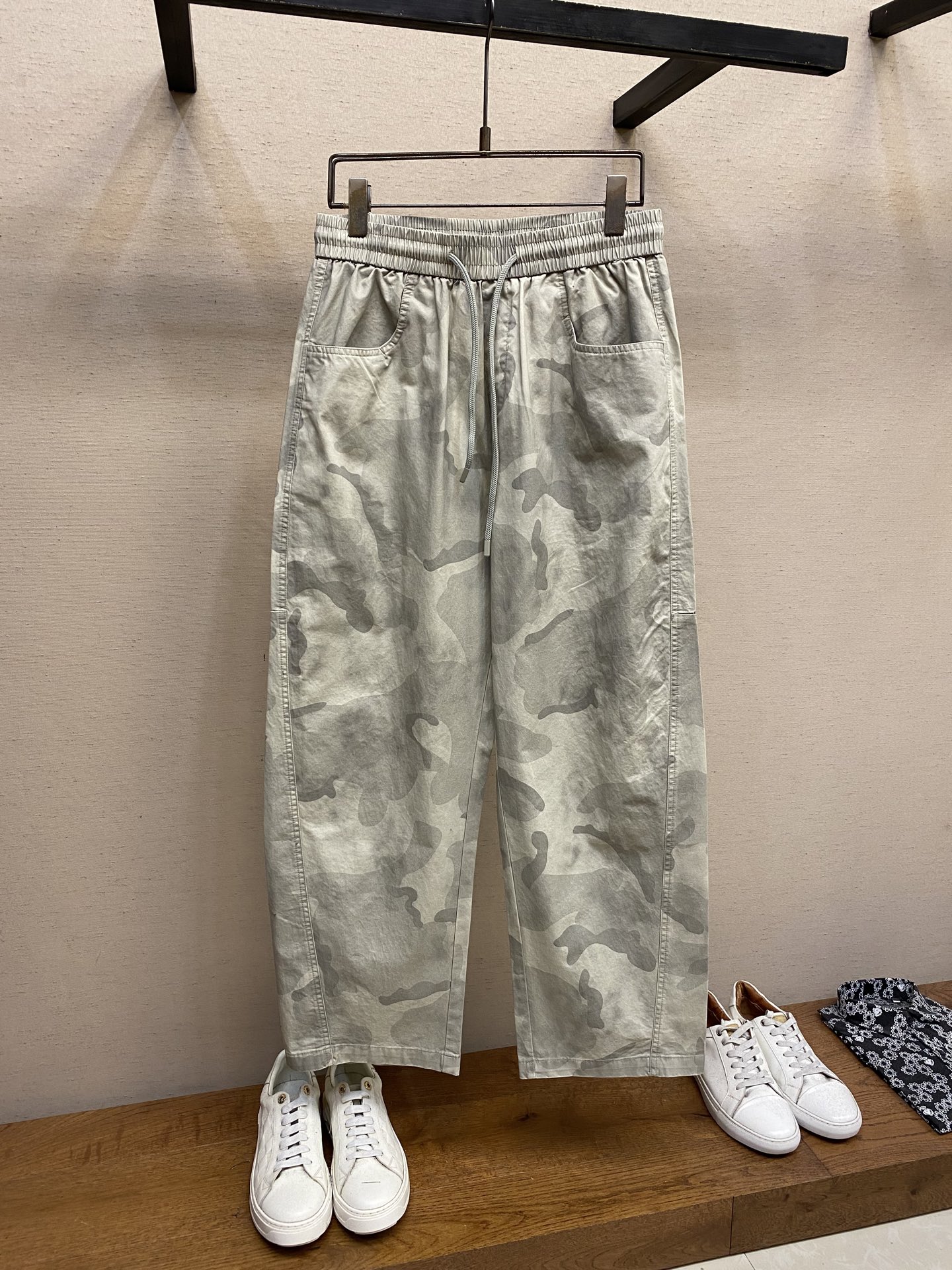 NO:421897,MM6 Majira Outdoor Sports Series Camouflage casual pants coexist with personality and comfort. MM6 This camouflage casual pants inject a unique charm into your outfit. It is made of pure cotton fabric, soft and skin-friendly, and has good breathability. Whether you are walking on the street or having a casual party, you can feel at ease all the time. Classic camouflage patterns break the monotony and add an unrestrained trend. The loose straight-fitting style does not pick on the figure, modify the leg lines, and easily create a casual and lazy atmosphere. The elastic band at the waist is combined with the drawstring design, which can be adjusted freely to ensure a comfortable fit and unlimited movement.  The pants are equipped with multiple practical pockets, which are easy to place daily objects, and are both beautiful and functional. The unique digital embroidery on the back pocket cleverly incorporates brand elements and low-key highlights the unique taste and style. Whether it is paired with a simple solid-color T-shirt to create a casual style or a personalized shirt to show a retro feel, it can be perfectly adapted to help you easily become the focus of the street. Size XS-L,,masion margiela,masion margiela,shirts,tees,t-shirt,alexander wang19860909MM6马吉拉户外运动系列迷彩休闲裤 个性与舒适并存,MM6 这款迷彩休闲裤,为你的穿搭注入别样魅力.它采用纯棉面料,柔软亲肤,透气性佳,无论是漫步街头还是休闲聚会,都能让你时刻感受自在. 经典迷彩图案,打破单调,增添不羁的潮流感.宽松直筒版型,不挑身材,修饰腿部线条,轻松营造随性慵懒的氛围感.腰部的松紧带结合抽绳设计,可自由调节,确保舒适贴合,活动不受限. 裤子设有多个实用口袋,方便放置日常小物,兼具美观与功能性.后袋上独特的数字刺绣,巧妙融入品牌元素,低调彰显独特品味与格调.无论是搭配简约纯色T恤打造休闲风,还是配上个性衬衫展现复古感,它都能完美适配,助你轻松成为街头焦点. 尺码XS-L,,masion margiela,masion margiela,shirts,tees，t-shirt,alexander wang,Men's clothing