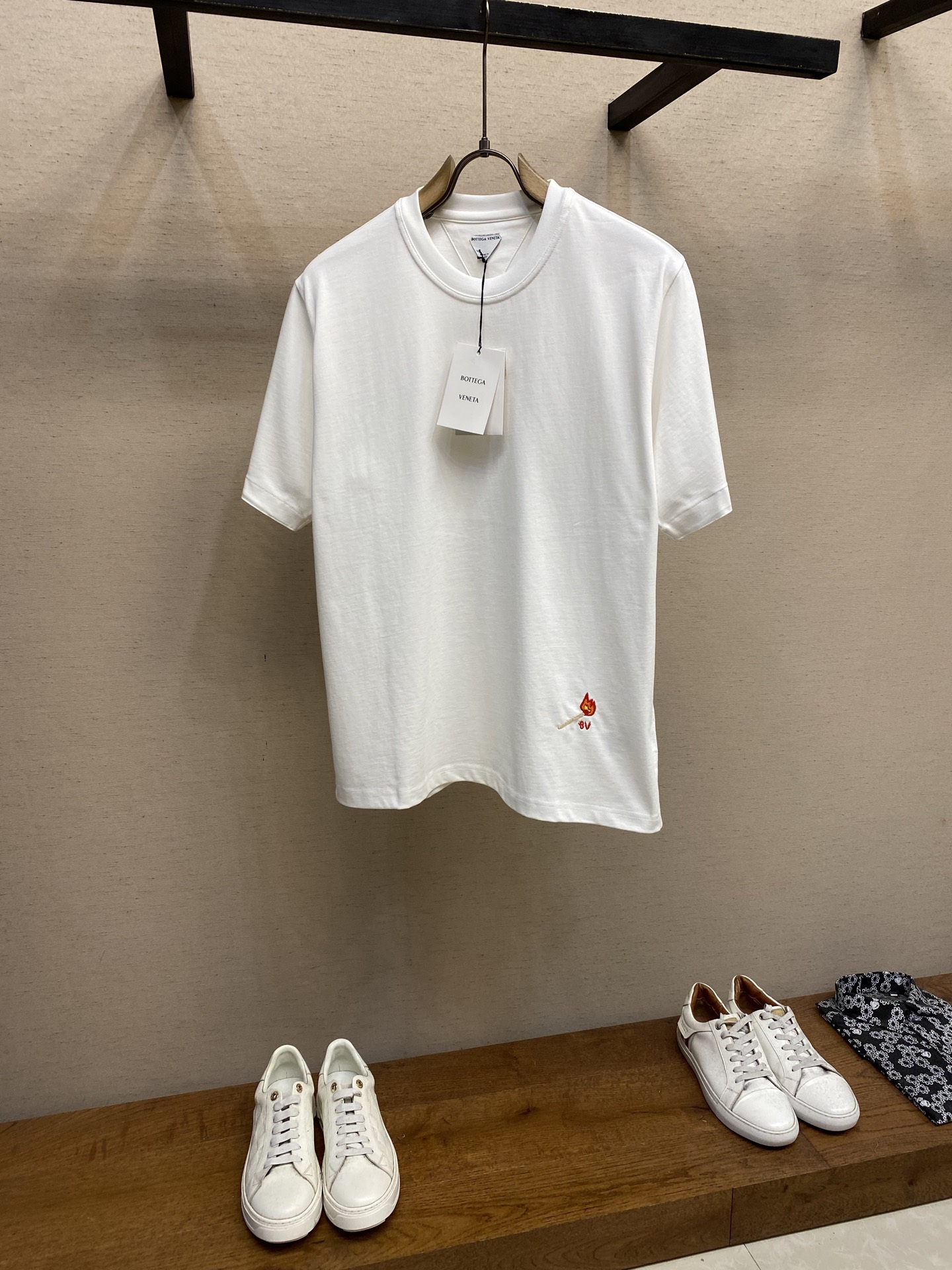 NO:421906,BV small match embroidered round neck short-sleeved T-shirt. Pure cotton surface, finely processed, the fine cotton fabric has a light texture, soft and comfortable feel, and it fits the skin very well. The front is decorated with match pattern embroidery, and the cuffs are hidden letter embroidery. The craftsmanship combines the essence of traditional embroidery with the accuracy of modern design, and uses needles to embroider a clear and three-dimensional letter pattern. Size S-XL, bottega veneta, T-shirt, tees, t-shirt, alexander wang19860909BV小火柴绣花圆领短袖T恤.纯棉质面聊,经过精细加工,精棉面料的质地比较轻薄,手感柔软舒适,穿着起来非常贴合皮肤. 正面饰有火柴图案刺绣,袖口隐藏式字母刺绣 工艺结合了传统刺绣的精髓与现代设计的精准度,通过挨针绣制出清晰、立体的字母图案 尺码S-XL,,bottega veneta,T-shirt,tees，t-shirt,alexander wang,Men's clothing