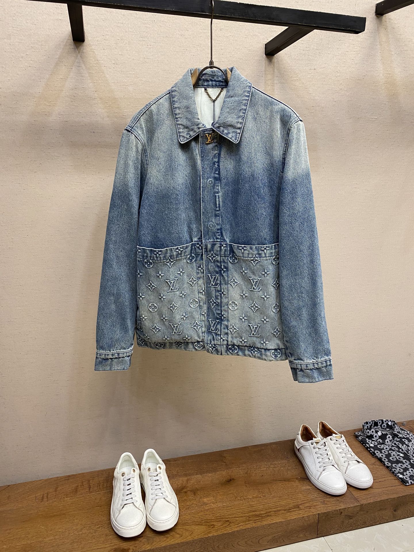 NO:514056,1V 25 Spring and Summer New Classic Logo Embossed Denim Jacket New Working Shirts with straight lines and concealed buckles reveal a simple style, smoothing out sharp texture through DNA. Monogram embossed canvas is integrated into the front hem and the leather logo behind the back. Size S-XL,,jackets & coats,jackets & coats,shirts,alexander wang198609091V 25春夏新款经典标识压纹牛仔夹克外套 新款工装衬衫以笔直线条和暗扣前襟流露简约风范,经由 DNA 方领抚平凌厉质感. Monogram 压纹帆布融入正面下摆和背后皮标. 尺码S-XL,,jackets & coats,jackets & coats,shirts,alexander wang,Men's clothing