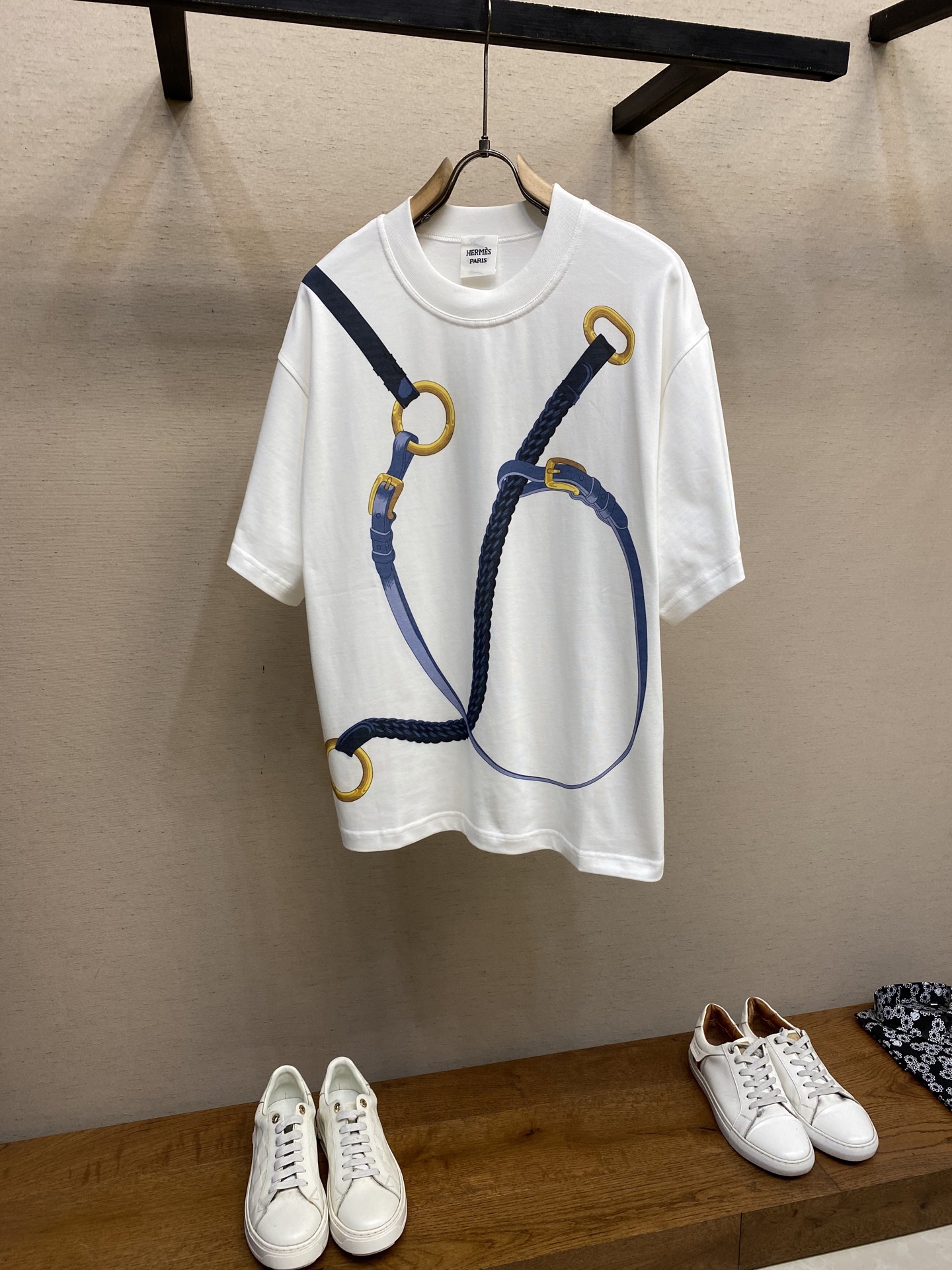 NO:425671,Hernes, H Home Hermes Horsewhip Rope OS wide-shoulder heavyweight cotton direct-shot printed cotton half-sleeved T-shirt Coaching Remix” pattern printed Jersey cotton loose fit is large. It is recommended to dry cleaning or wrap laundry bags to machine wash separately cold water! Size S-XL, coach, hermes, tees, t-shirt, alexander wang19860909Hernes,H家爱马仕 马鞭绳索OS阔版落肩重磅棉质直喷印花棉质半袖T恤 Coaching Remix ”图案印花泽西棉宽松版型偏大 建议干洗或包裹洗衣袋单独冷水快速机洗！ 尺码S-XL,,coach,hermes,tees，t-shirt,alexander wang,Men's clothing