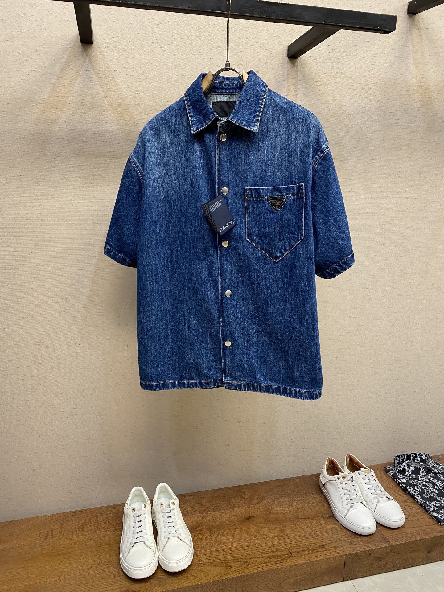NO:838915,Prada/Prada's new spring and summer style washed triangle logo denim shirt jacket, a casual, retro and handsome denim jacket, with a loose design and a cool feeling that you will fall in love with at first sight!  !  !  The upper body has a casual street feel, which is an indispensable style in autumn. The basic small lapels set off the face in a compact and elegant manner. The large patch pockets on the chest are very layered and add fashion personality. The button placket design is both casual and fashionable. It is very durable and will not go out of style easily ~ The right length of the dress shows off the body proportions and can be held even by small people.  It is made of cotton denim material. The texture is soft but not sagging. The upper body is stiff and stylish. It makes you look slimmer when you wear it. It has a youthful and energetic atmosphere without losing the fashionable attributes of retro leisure. It can be paired with a short skirt to easily look like a hot girl or it can also be paired with a sweater or T-shirt for daily wear!  .... Sizes S-XL,,prada,prada,hoodie,sweatshirts,skirts,jackets & coats,shirts,tees,t-shirt,19860909Prada/普拉达 春夏新款 水洗三角标牛仔衬衫外套,休闲复古又帅气的一款牛仔外套,偏宽松的设计,酷飒的感觉一眼就爱上！！！ 上身就很随性街头feel,是秋日里不可或缺的款式哦,基础的小翻领衬托的脸型小巧又气质,胸前大大的贴袋装饰极具层次感的同时又增添时尚个性,纽扣门襟设计,集齐休闲又带着时髦设计感,很耐看也不会轻易过时～ 恰到好处的衣长,很显身材比例,小个子也能够 hold 住,采用棉牛仔料,质地是柔软又不失筋骨的那种,上身挺括很有型,穿上更加显瘦,既有青春活力气息,又不失复古休闲的时髦属性,搭配短裙轻松变辣妹或者也可以搭配卫衣、T恤日常穿也好看！.... 尺码S-XL,,prada,prada,hoodie,sweatshirts,skirts,jackets & coats,shirts,tees，t-shirt,,Men's clothing