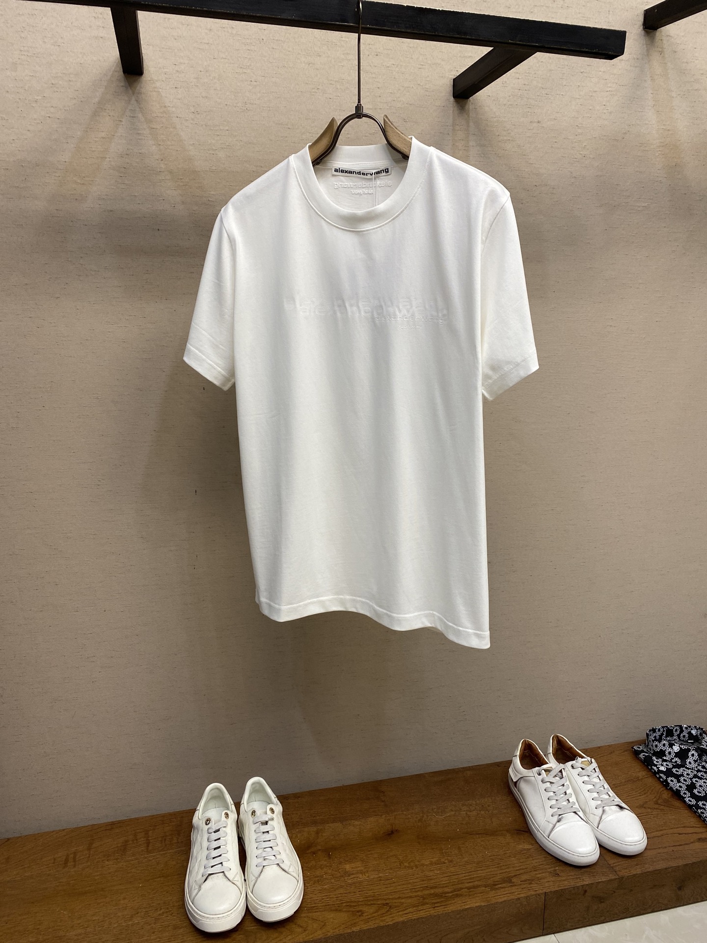 NO:437028,alexarderwang/Alexander.Wang cotton loose version, three-dimensional printed printed back embroidery brand logo, showing the casual and unrestrained fashion style. I can wear this T-shirt until the end of time. I love the classic T-shirt, so cool, and it is perfect to wear with leggings... It is recommended to wrap the back on the laundry bag, cool water quickly machine washing or dry cleaning!  Avoid soaking in warm water/hand rubbing. Size S-XL, tees, t-shirt, alexander wang19860909alexarderwang/亚历山大.王棉质宽松版 立体印花印花背面刺绣品牌logo,尽显随性不羁的时尚格调.这件T恤我可以穿到天荒地老经典款T恤永不过时,爱了爱了版型好酷,搭配leggings穿也妥妥哒…… 洗涤方式建议反面包裹洗衣袋冷水快速机洗或干洗！忌温热水浸泡/手搓 尺码S-XL,,tees，t-shirt,alexander wang,Men's clothing