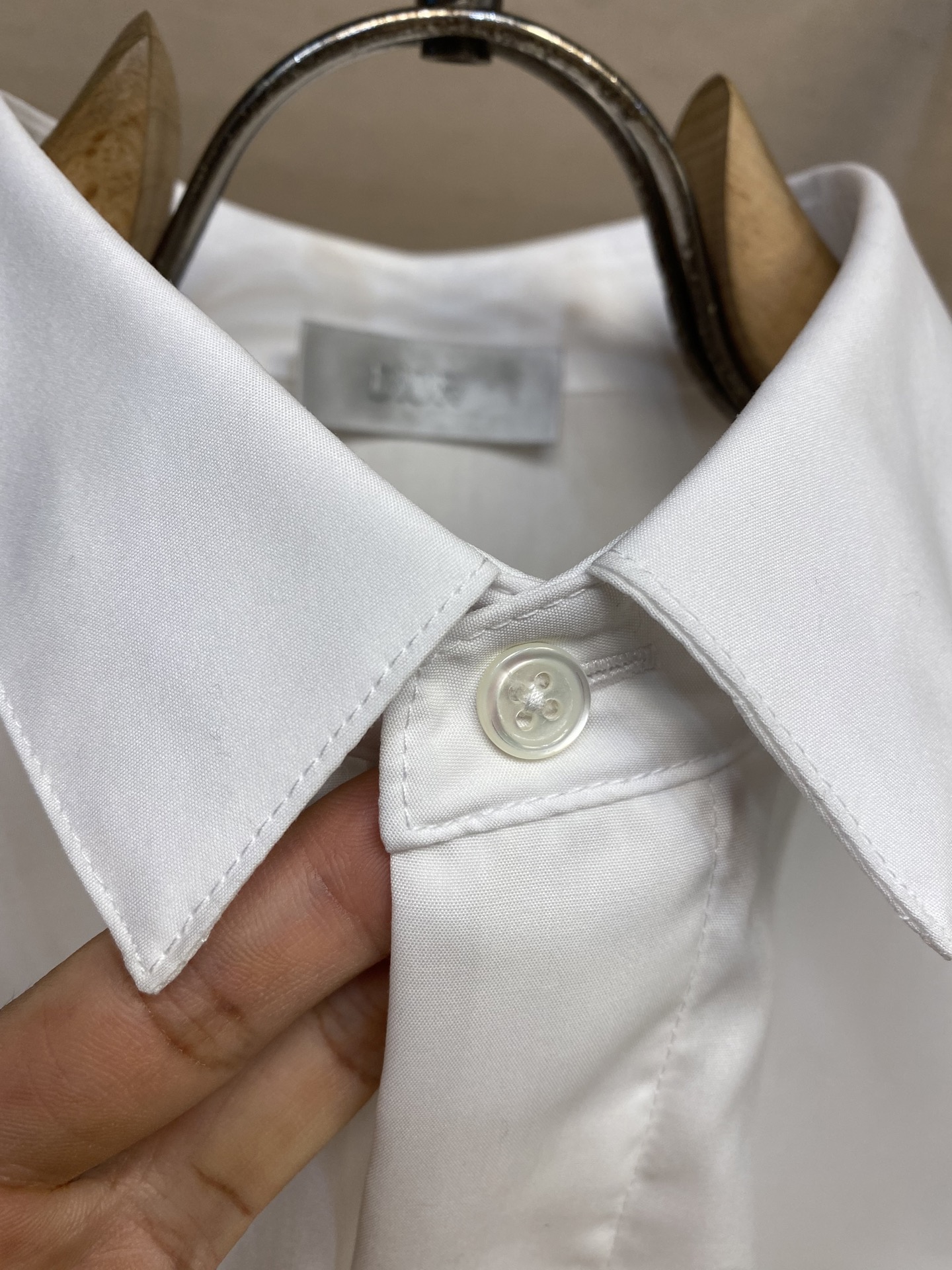 新款 🌟🌟Dior，时尚简约长袖衬衫，本款轻盈棉质衬衣采用全棉质地面料，经典简约设计搭配，清爽色调，颜色