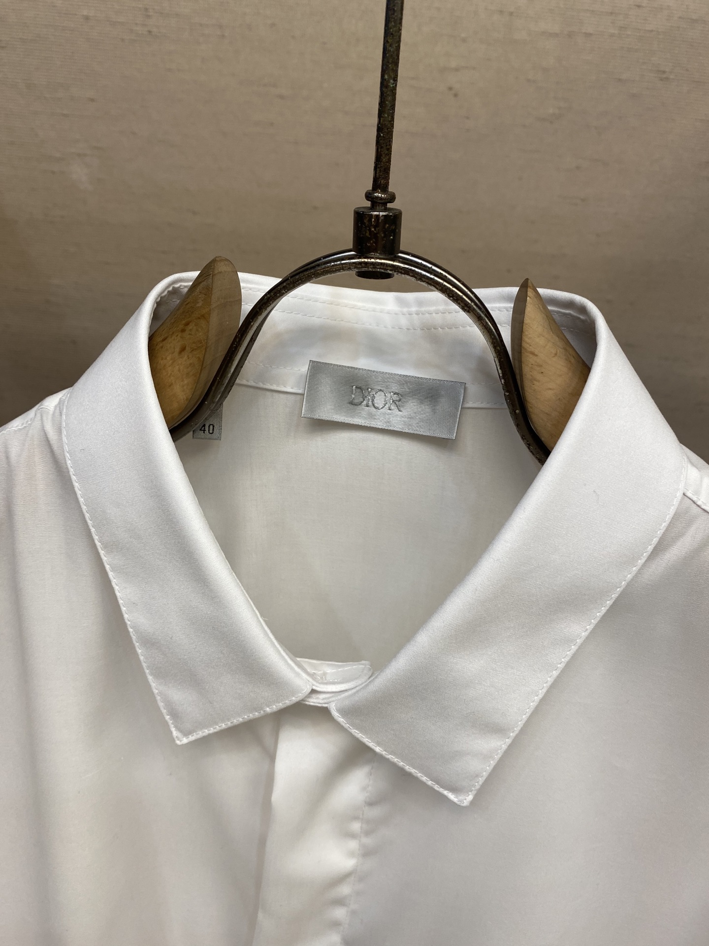 新款 🌟🌟Dior，时尚简约长袖衬衫，本款轻盈棉质衬衣采用全棉质地面料，经典简约设计搭配，清爽色调，颜色