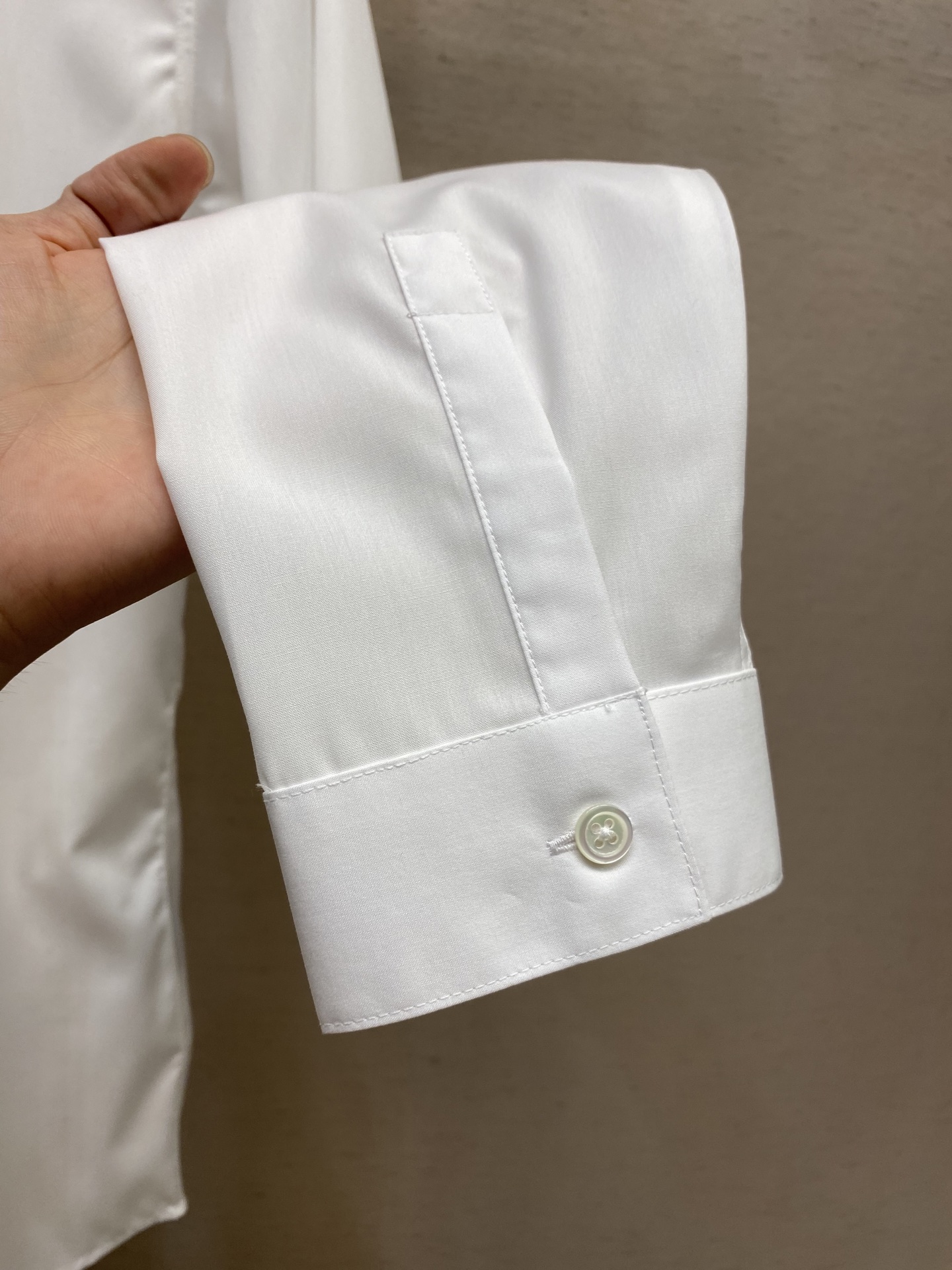 新款 🌟🌟Dior，时尚简约长袖衬衫，本款轻盈棉质衬衣采用全棉质地面料，经典简约设计搭配，清爽色调，颜色