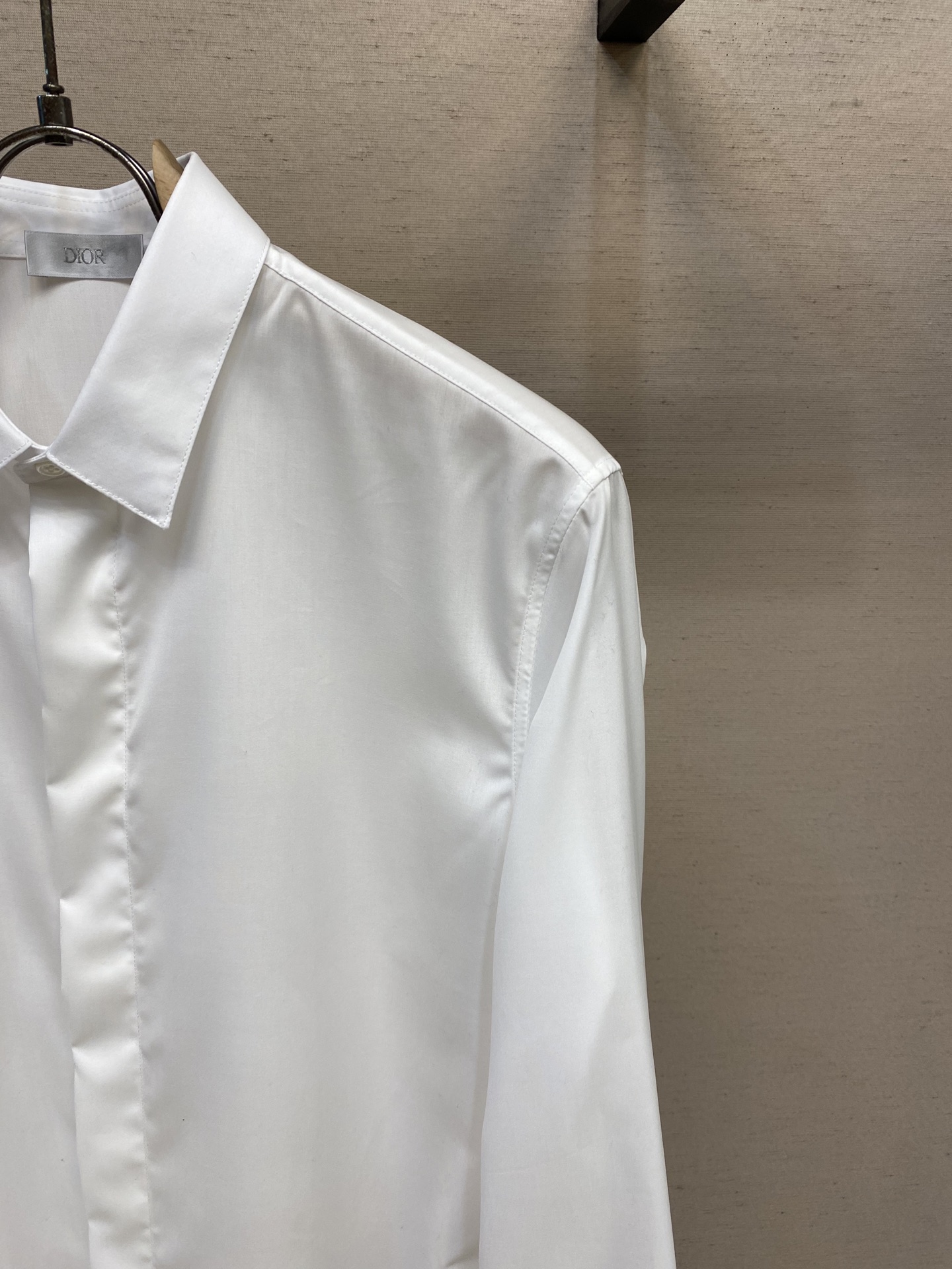 新款 🌟🌟Dior，时尚简约长袖衬衫，本款轻盈棉质衬衣采用全棉质地面料，经典简约设计搭配，清爽色调，颜色