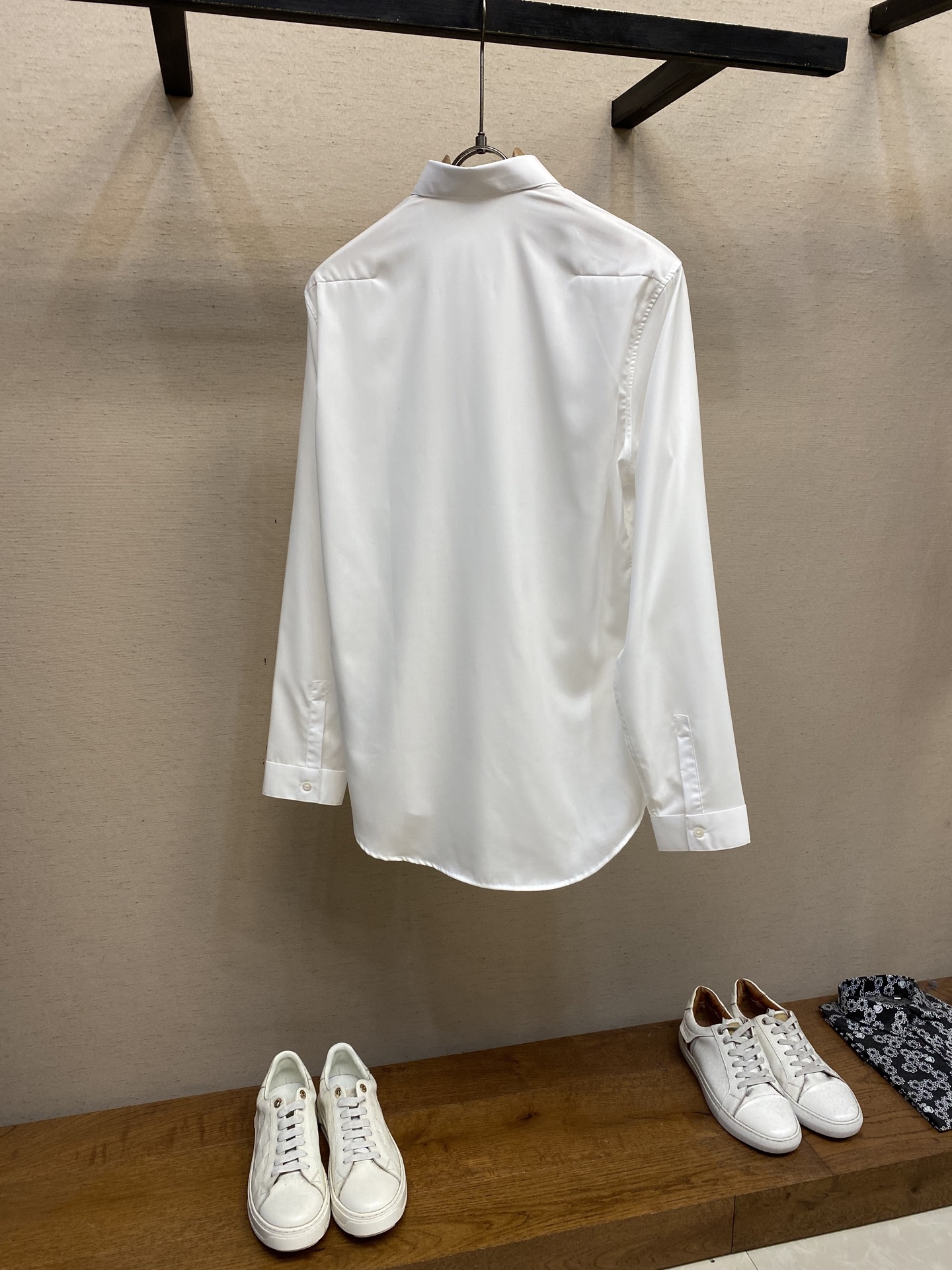 新款 🌟🌟Dior，时尚简约长袖衬衫，本款轻盈棉质衬衣采用全棉质地面料，经典简约设计搭配，清爽色调，颜色