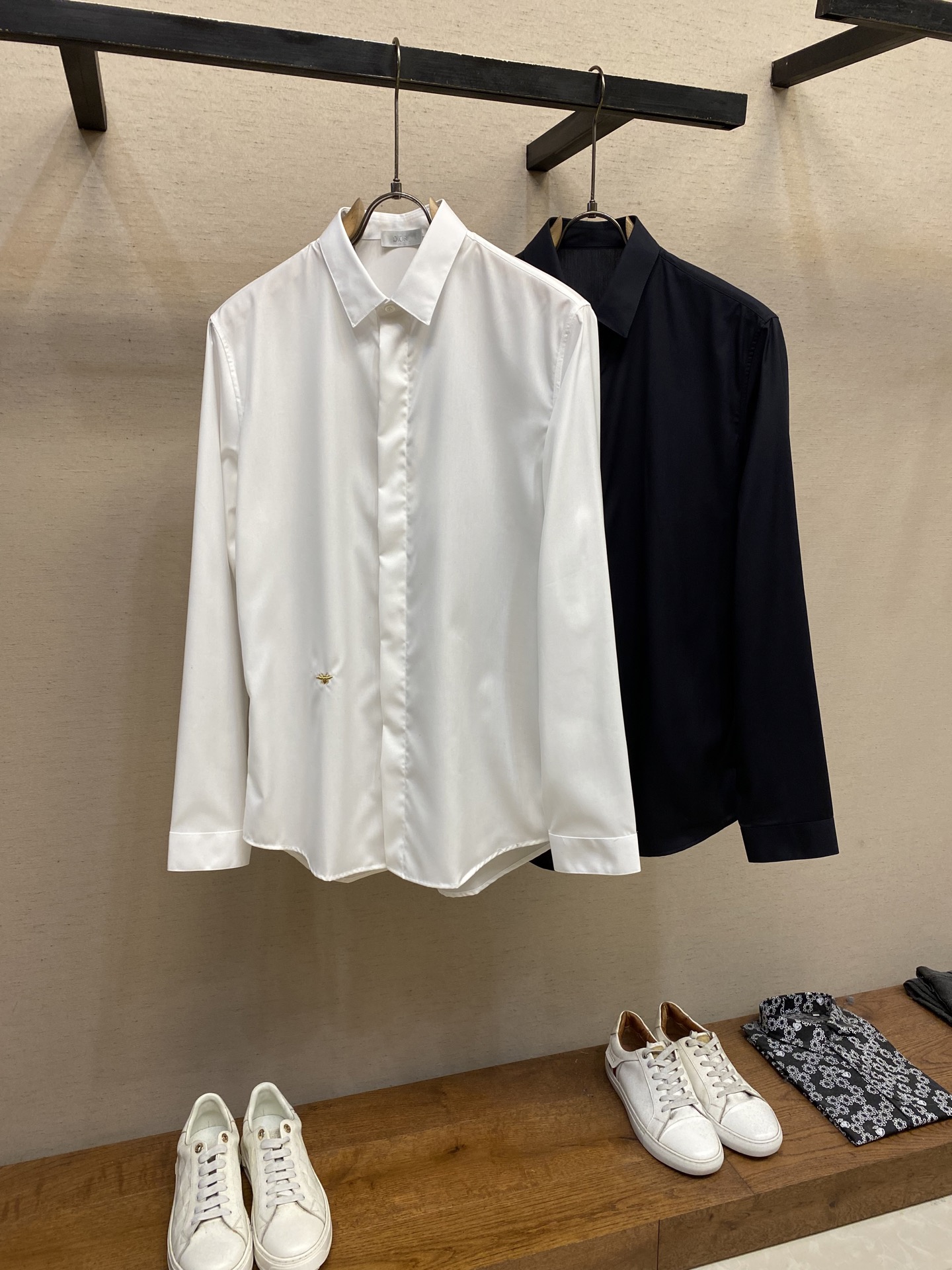 新款 🌟🌟Dior，时尚简约长袖衬衫，本款轻盈棉质衬衣采用全棉质地面料，经典简约设计搭配，清爽色调，颜色