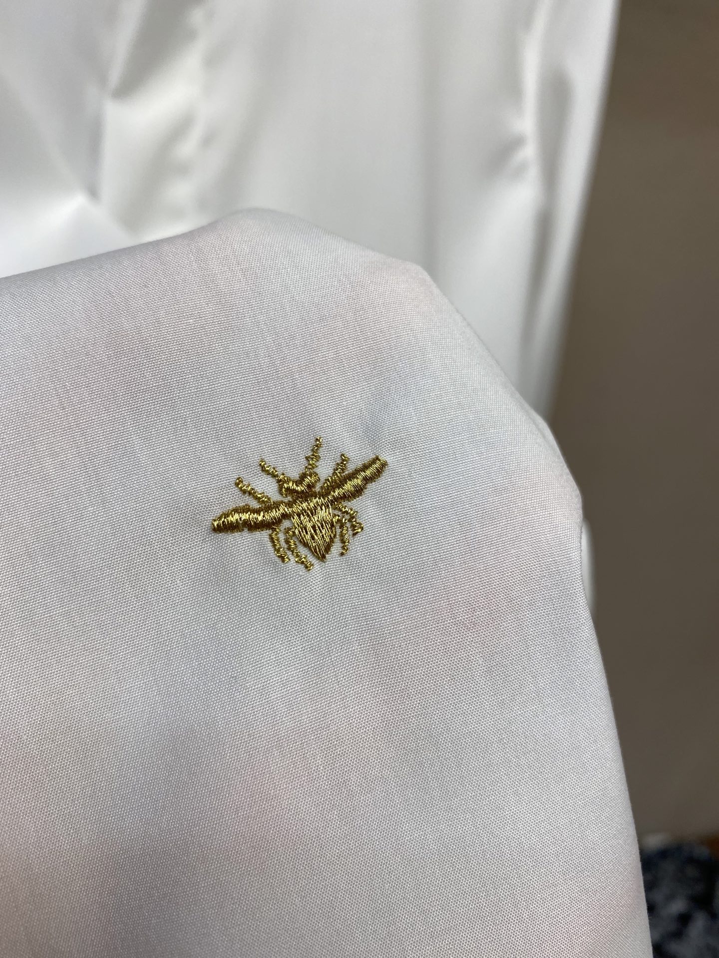 新款 🌟🌟Dior，时尚简约长袖衬衫，本款轻盈棉质衬衣采用全棉质地面料，经典简约设计搭配，清爽色调，颜色