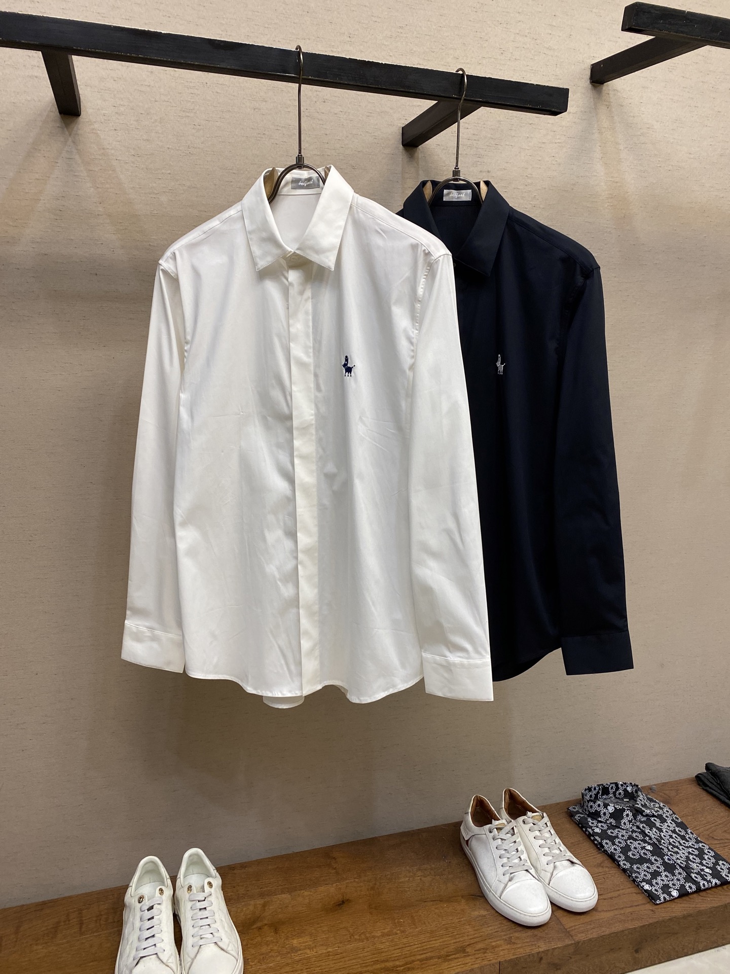 新款 🌟🌟时尚简约长袖衬衫，本款轻盈棉质衬衣采用全棉质地面料，经典简约设计搭配，清爽色调，颜色超超超超级