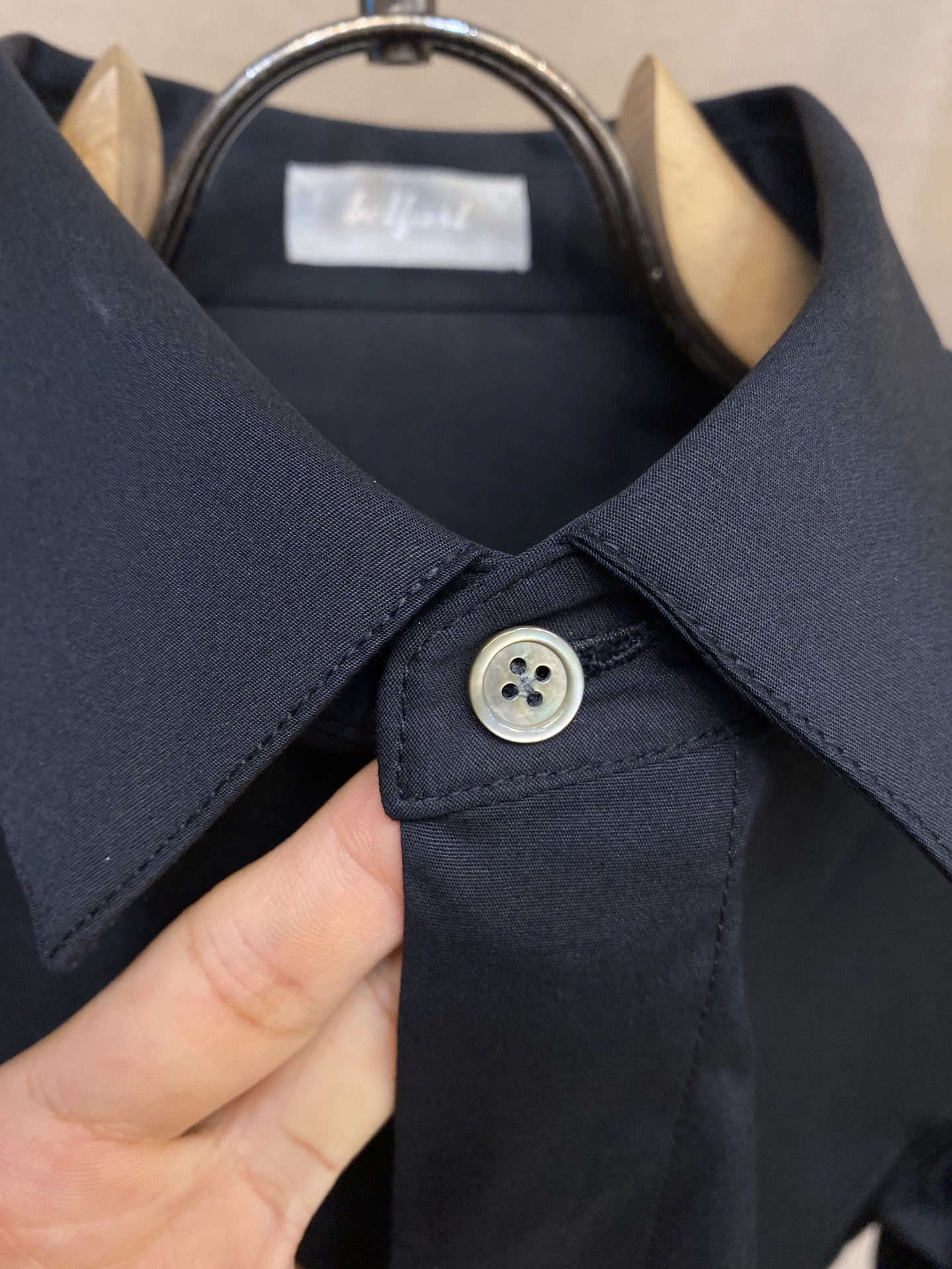 新款 🌟🌟时尚简约长袖衬衫，本款轻盈棉质衬衣采用全棉质地面料，经典简约设计搭配，清爽色调，颜色超超超超级