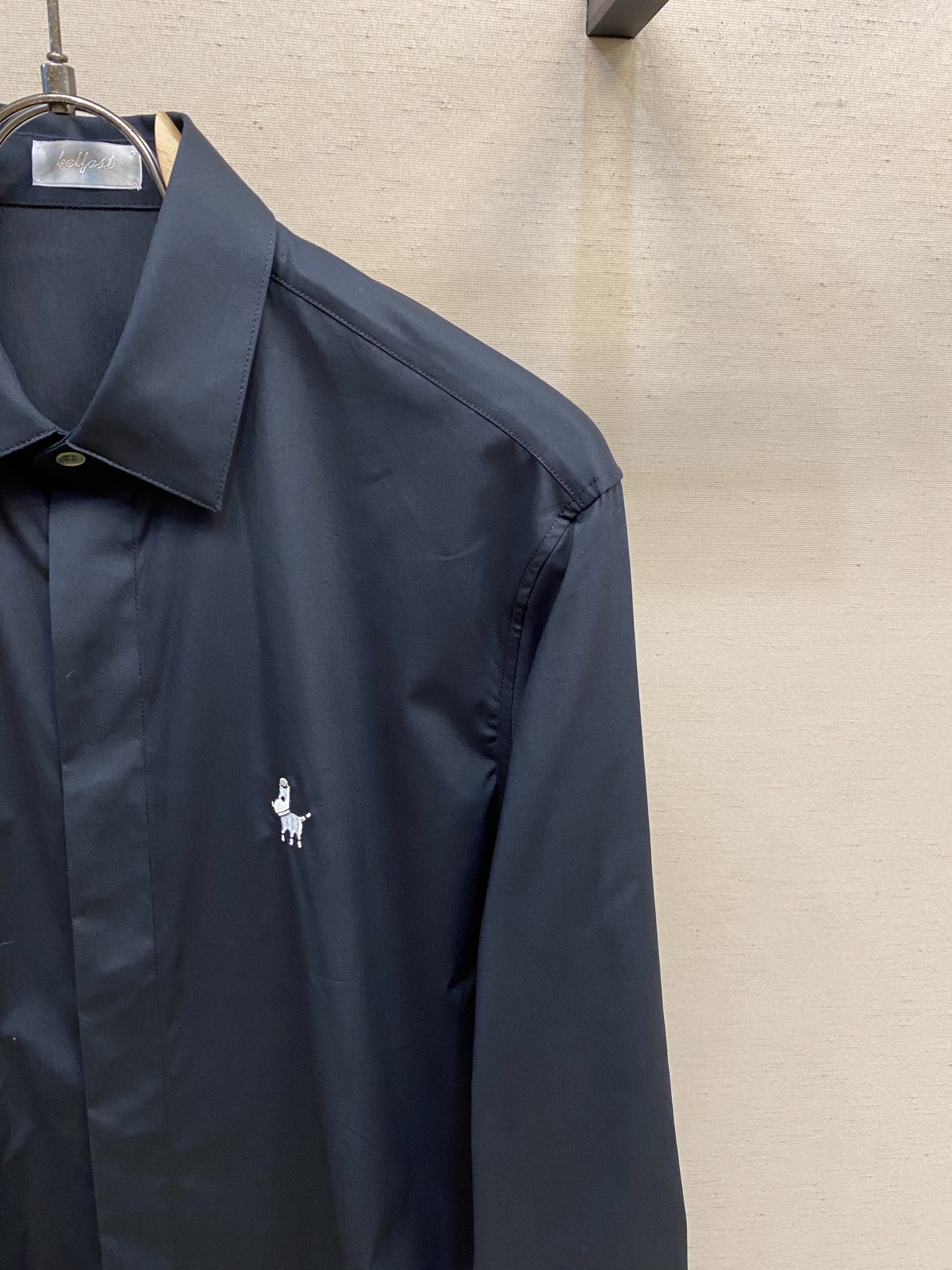 新款 🌟🌟时尚简约长袖衬衫，本款轻盈棉质衬衣采用全棉质地面料，经典简约设计搭配，清爽色调，颜色超超超超级