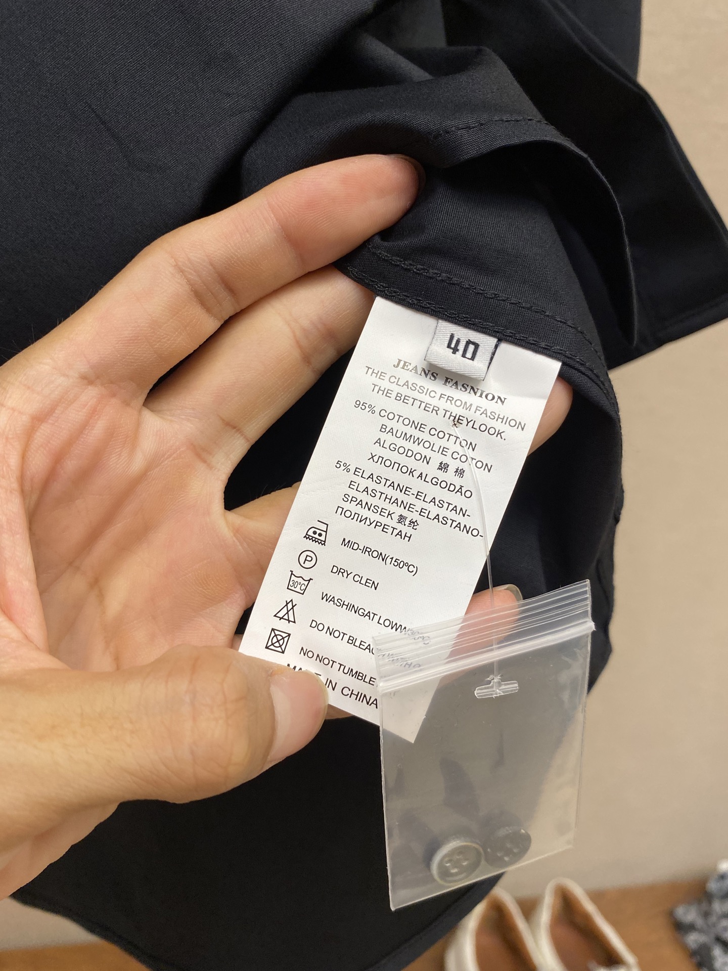 新款 🌟🌟时尚简约长袖衬衫，本款轻盈棉质衬衣采用全棉质地面料，经典简约设计搭配，清爽色调，颜色超超超超级