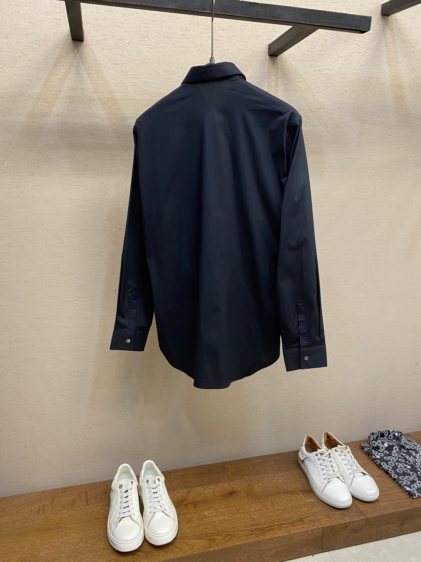 新款 🌟🌟时尚简约长袖衬衫，本款轻盈棉质衬衣采用全棉质地面料，经典简约设计搭配，清爽色调，颜色超超超超级