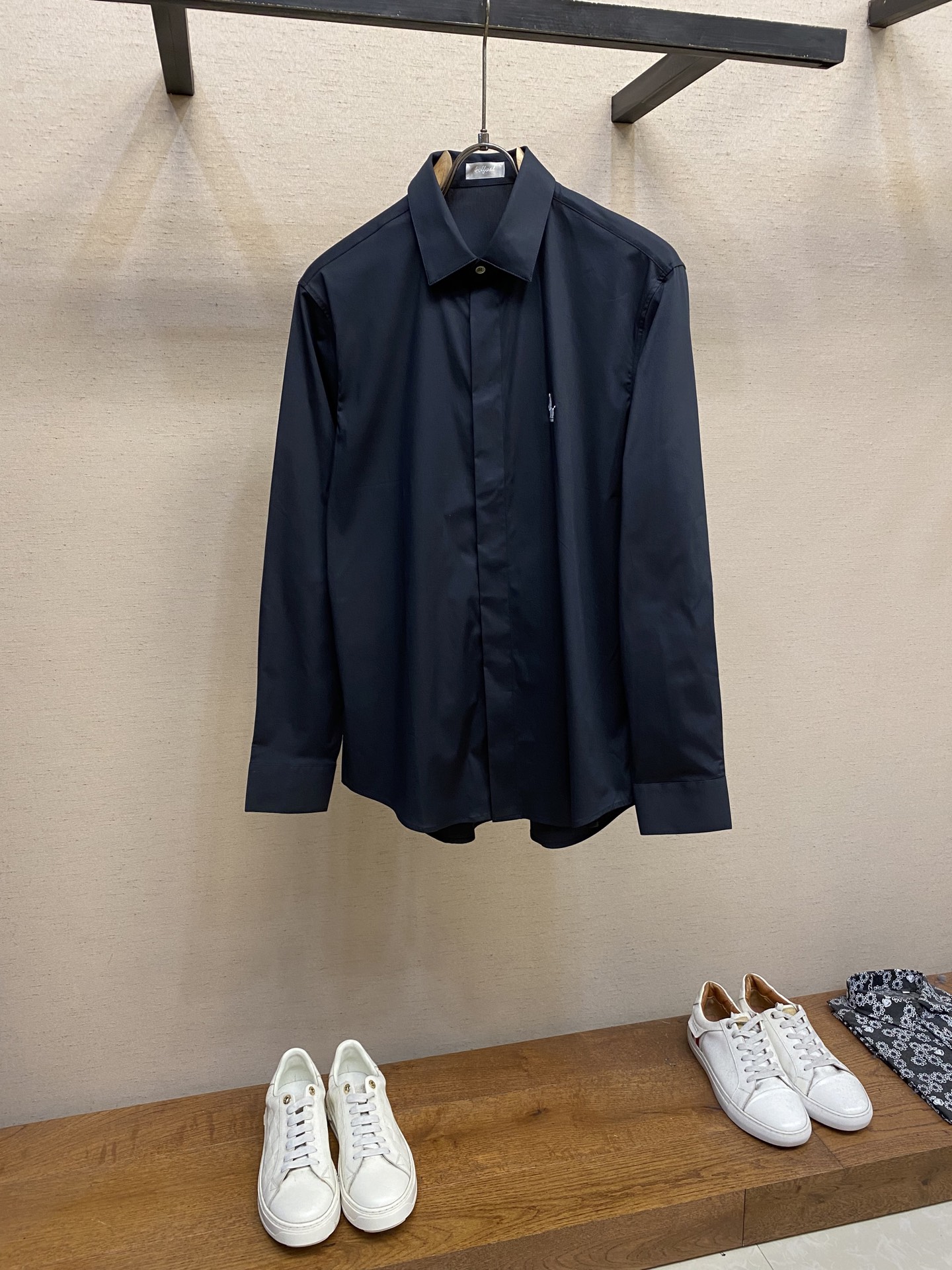 新款 🌟🌟时尚简约长袖衬衫，本款轻盈棉质衬衣采用全棉质地面料，经典简约设计搭配，清爽色调，颜色超超超超级