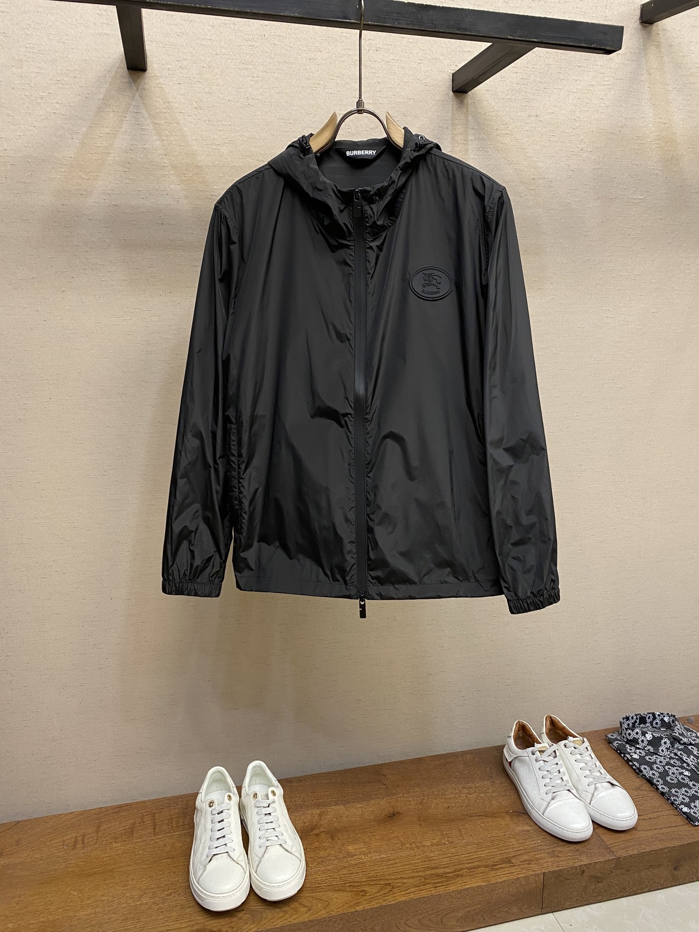 NO:411849,BBR, 2025 new men's casual custom jacket. Wearing a simple and capable casual jacket, you will instantly return to fashionable and domineering, and be full of vitality. The most popular prehistoric small stand-alone collar zipper design, all the fabrics need to be customized, full of luxury. The slim tailoring reflects our perfect body shape, which can be easily controlled regardless of weight. Super versatile style, no matter how big it is, suitable for wearing different age groups. High street wear style, spring and summer matching tools. Size M-2xl,, jackets & coats, jackets & coats, alexander wang19860909BBR、2025新款男士休闲定制夹克外套.穿上简约干练的休闲外套,瞬间重回时髦霸气,又是活力满满的状态.史前最流行的小立领拉链设计,面料全部需要定制,奢华感十足.修身的剪裁体现出我们完美的体型无论胖瘦都可以轻松驾驭.超百搭款式,不挑身材的款,适合不同年龄段穿着.高街实穿款,春夏搭配利器 尺码M-2xl,,jackets & coats,jackets & coats,alexander wang,Men's clothing