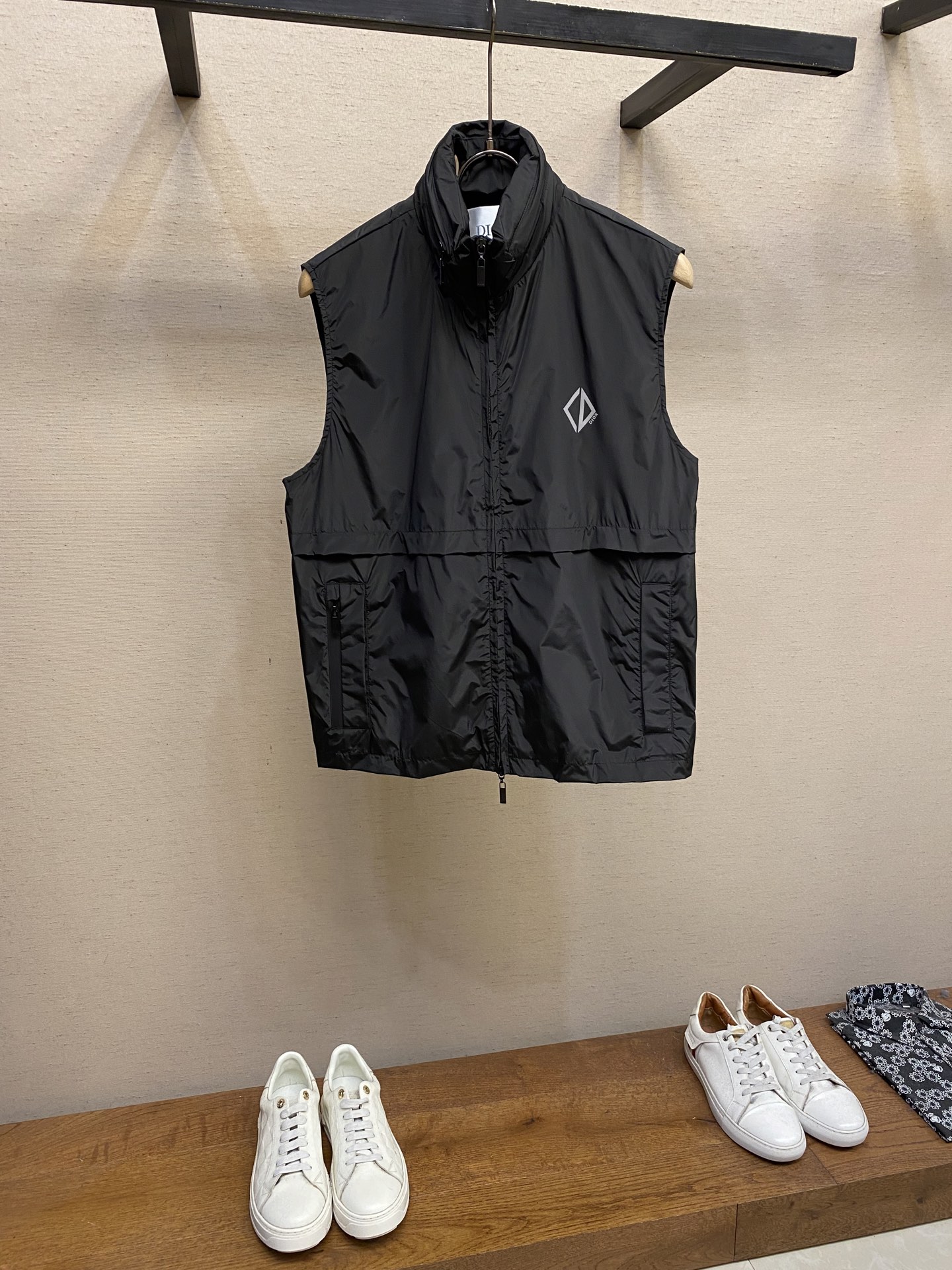 NO:411828,Dior, 2025 new casual custom vest jacket for men. Wearing a simple and capable casual vest jacket, instantly returns to fashionable and domineering, and is full of vitality. The most popular prehistoric small stand-alone collar zipper design, all the fabrics need to be customized, full of luxury. The slim tailoring reflects our perfect body shape, which can be easily controlled regardless of weight. Super versatile style, no matter how big it is, suitable for wearing different age groups. High street wear style, spring and summer matching tools Size M-2xl,,dior, jackets & coats,alexander wang19860909Dior,2025新款男士休闲定制马甲外套.穿上简约干练的休闲马甲外套,瞬间重回时髦霸气,又是活力满满的状态.史前最流行的小立领拉链设计,面料全部需要定制,奢华感十足.修身的剪裁体现出我们完美的体型无论胖瘦都可以轻松驾驭.超百搭款式,不挑身材的款,适合不同年龄段穿着.高街实穿款,春夏搭配利器 尺码M-2xl,,dior,jackets & coats,alexander wang,Men's clothing