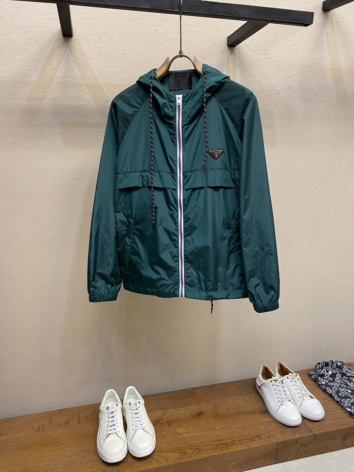 NO:411854,Prada 2025SS Spring and Summer New Products Technology Fabrics Outdoor must have UV-proof high-strength elastic jacket. Every year, there is a sunscreen coat of this kind. Old customers know that this fabric is easy to wear. Comfortable fabric ingredients: 76 nylon + 24 spandex (high elasticity) The surface is smooth but the feel is soft and elastic. There is also a kind of ice-like fabric that is really suitable for wearing in summer. Not only is it not only outdoor hiking and hiking!  It is suitable for tebie to wear casual sports, which ensures breathable and sweat-free to the greatest extent and is safe and will not penetrate the flesh. The 2025 super exclusive limited model!  Laser breathable black technology + thin nano ice silk sunscreen hooded jacket. Another irritable product... Everything is so perfect, it is a good choice for your outdoors... Thin and convenient is its charm... Comfortable... Comfortable with a comprehensive custom nano fabric, huge elasticity... The upper body is very handsome... The brand is undoubtedly highlighted... The classic two colors are truly value-for-value Size M-2xl,,prada,prada,jackets & coats,hats,alexander wang19860909Prada 普拉达 2025SS春夏新品 科技面料户外必备防紫外线高强弹力外套.  每年都会出一款这种面的防晒衣老顾客都知道这种面料好穿 chaoji舒服面料成份: 76锦纶+24氨纶(高弹力)表面滑料但手感是柔软加高弹力 而且有一种类似冰爽面料夏天穿起来确实是再合适不过了不但户外登山徒步穿着！ 平时休闲运动穿起来也是tebie合适连帽,最大程度的保证了透气排汗性而且放心不会透肉 2025超极独家限定款！激光透气黑科技+轻薄纳米冰丝防晒连帽外套. 又一款暴躁产品…一切都是那么完美,是你户外…通勤的良好选择…轻薄便捷是它的魅力所在…全面定制客供纳米面料,弹力巨大…上身非常帅气…品牌凸现无疑…经典两色真心超值 尺码M-2xl,,prada,prada,jackets & coats,hats,alexander wang,Men's clothing